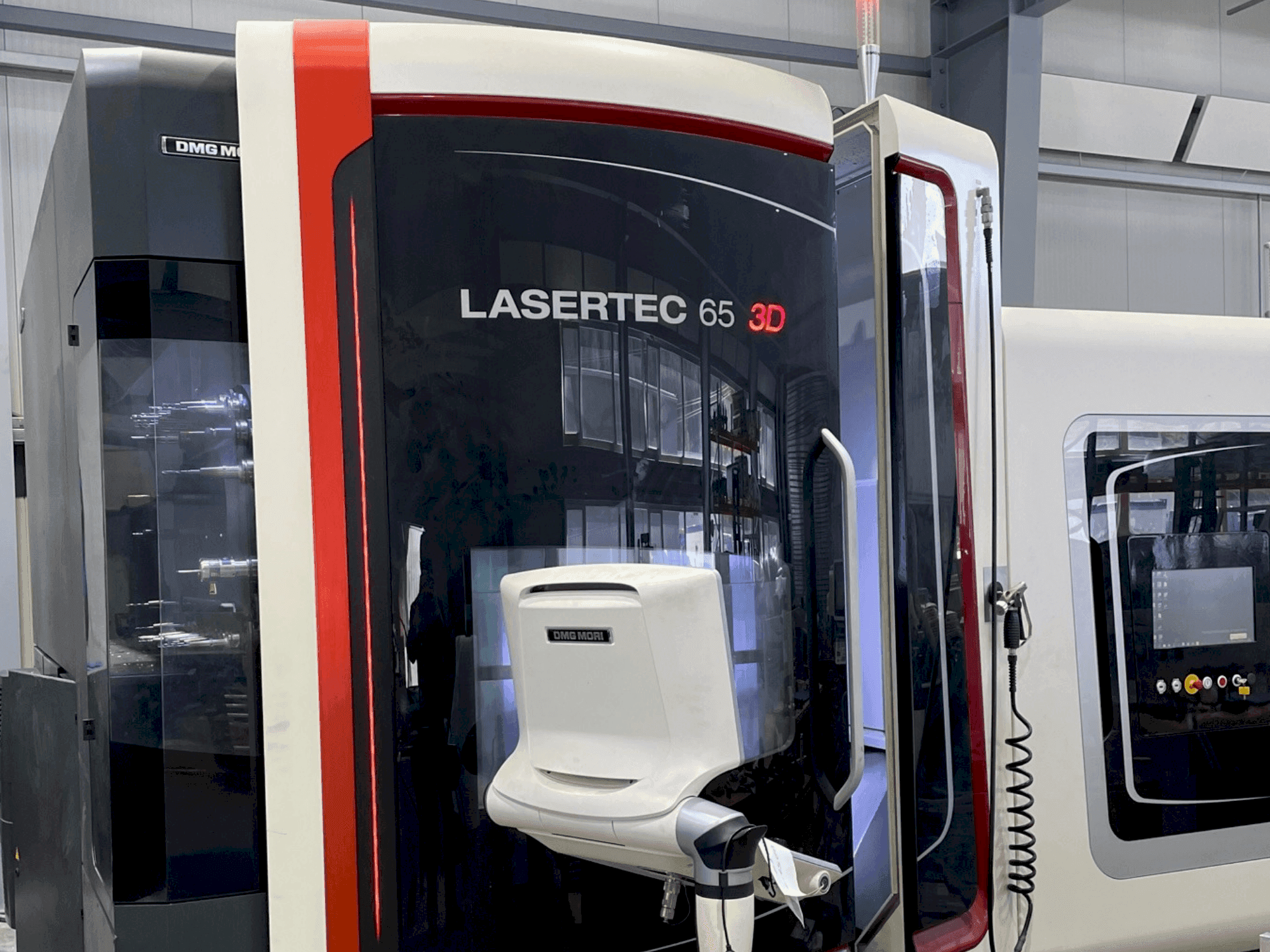 Frontansicht der DMG MORI LASERTEC 65 3D Hybrid Maschine