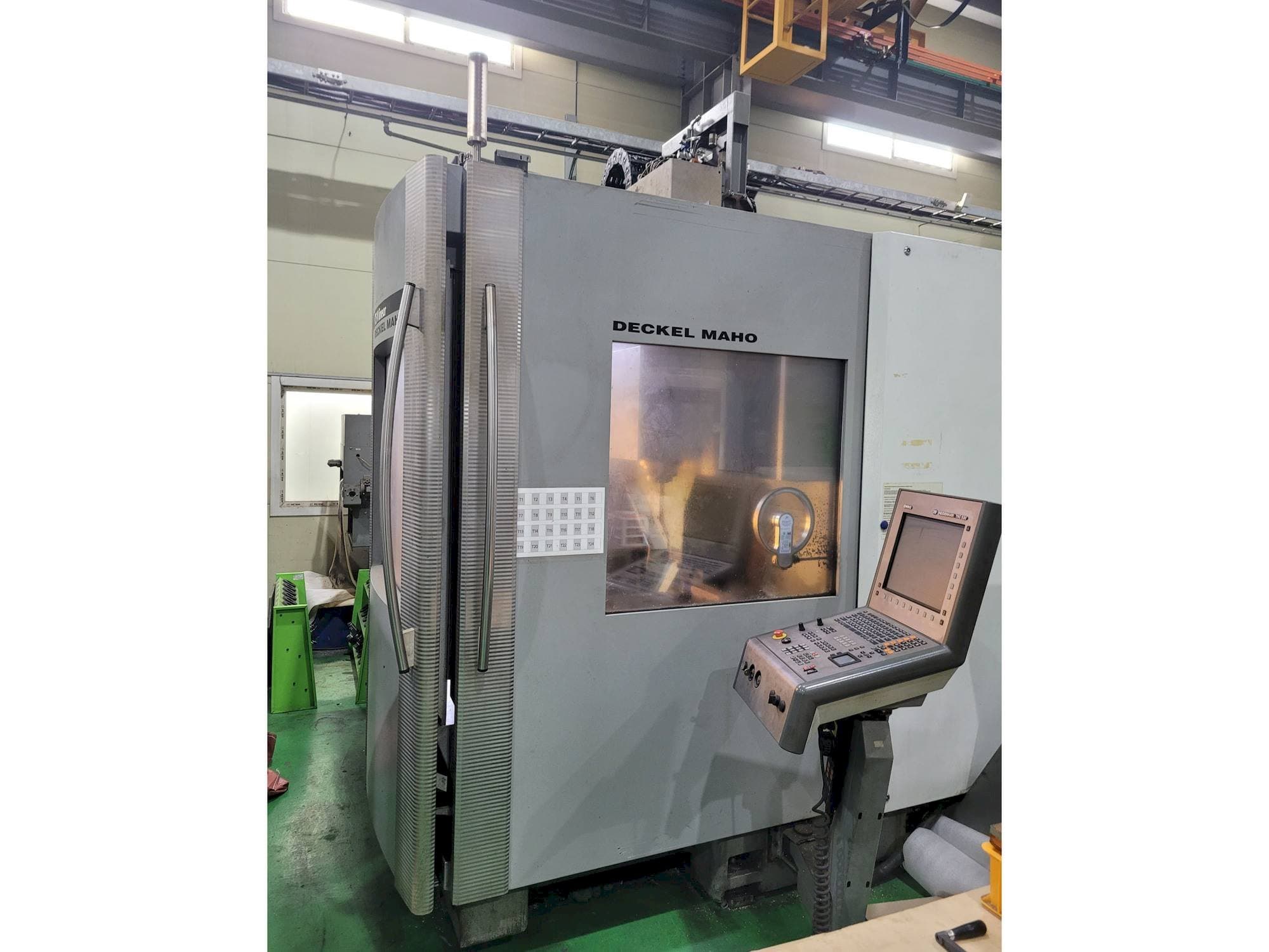 Frontansicht der DECKEL MAHO DMC 75 Linear Maschine