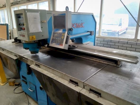 Frontansicht der Euromac CX 1000/30 Maschine