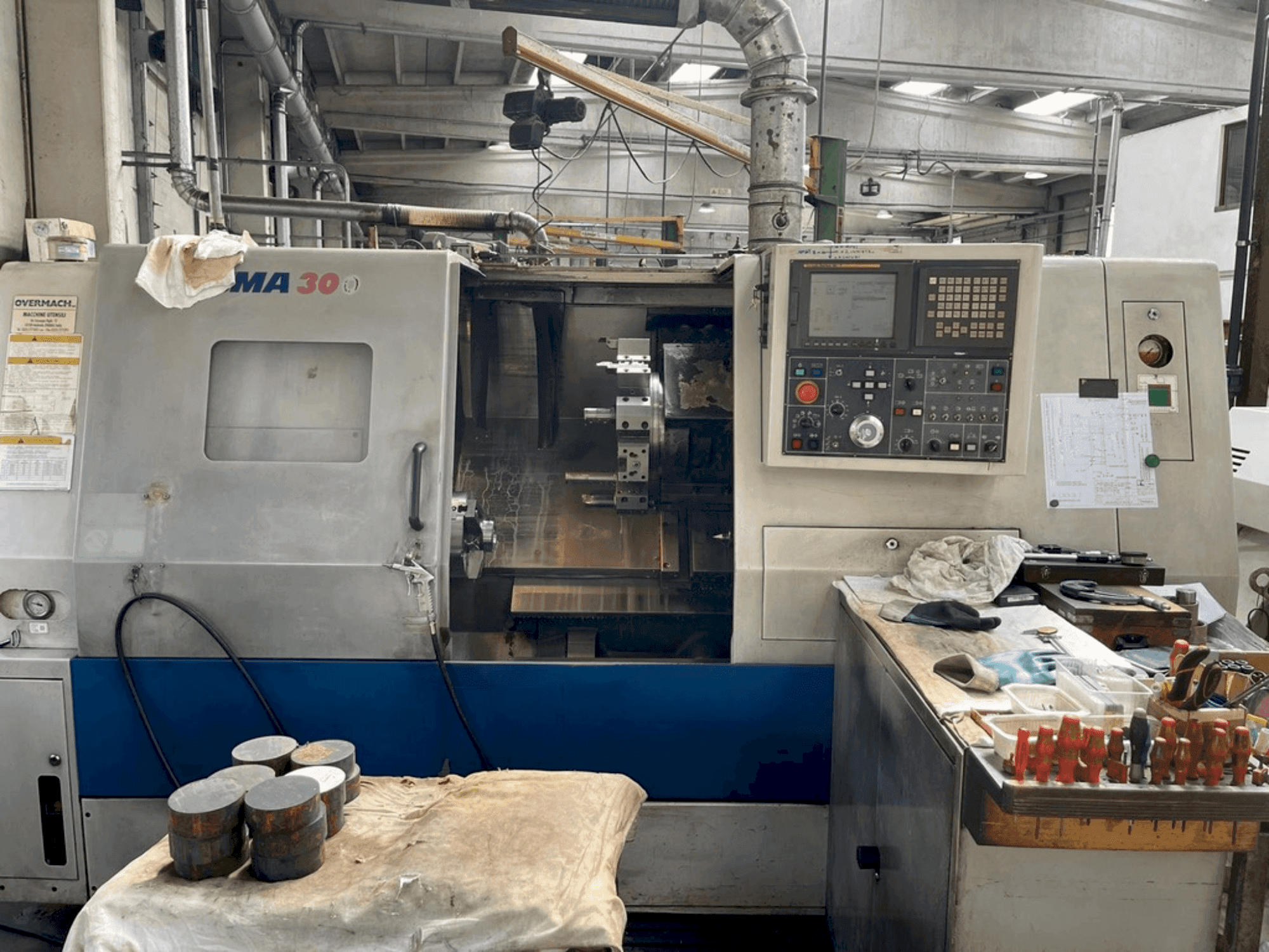 Frontansicht der DAEWOO PUMA 300B Maschine