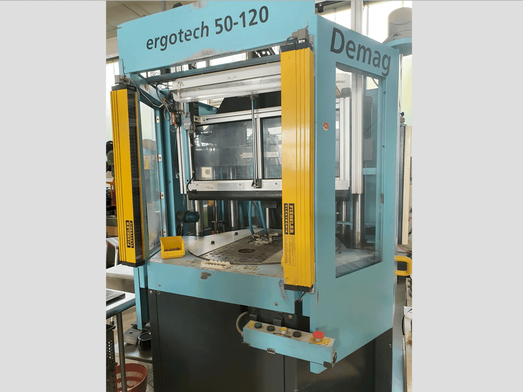 Frontansicht der DEMAG Ergotech 50-120 Maschine