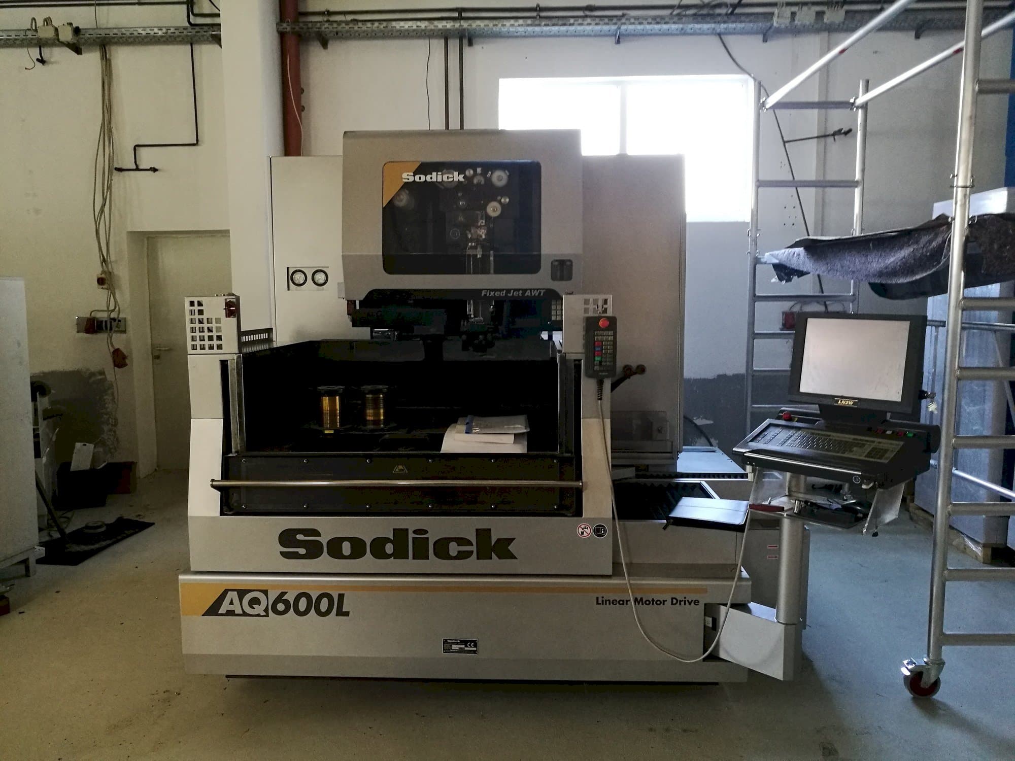 Frontansicht der Sodick AQ600L Maschine