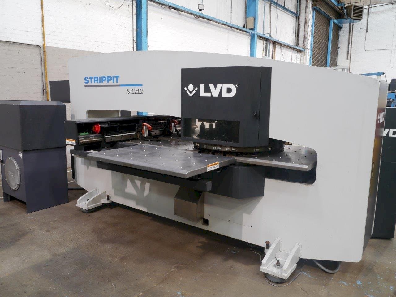 Frontansicht der LVD STRIPPIT S 1212 Maschine