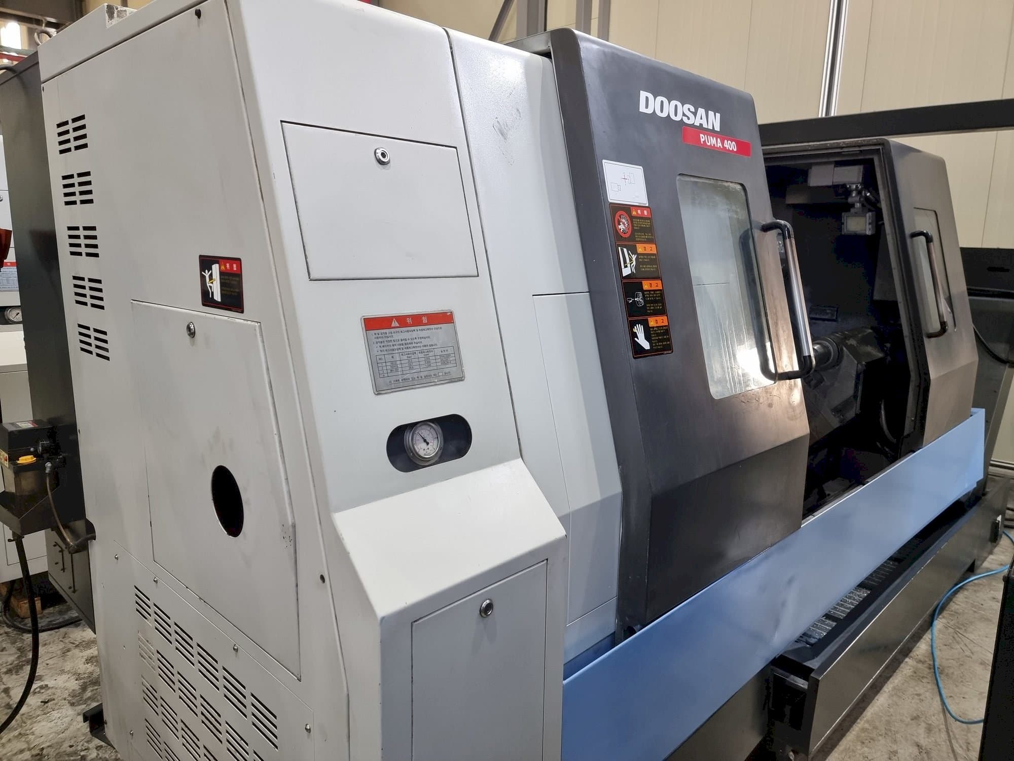 Frontansicht der Doosan PUMA 400B  Maschine