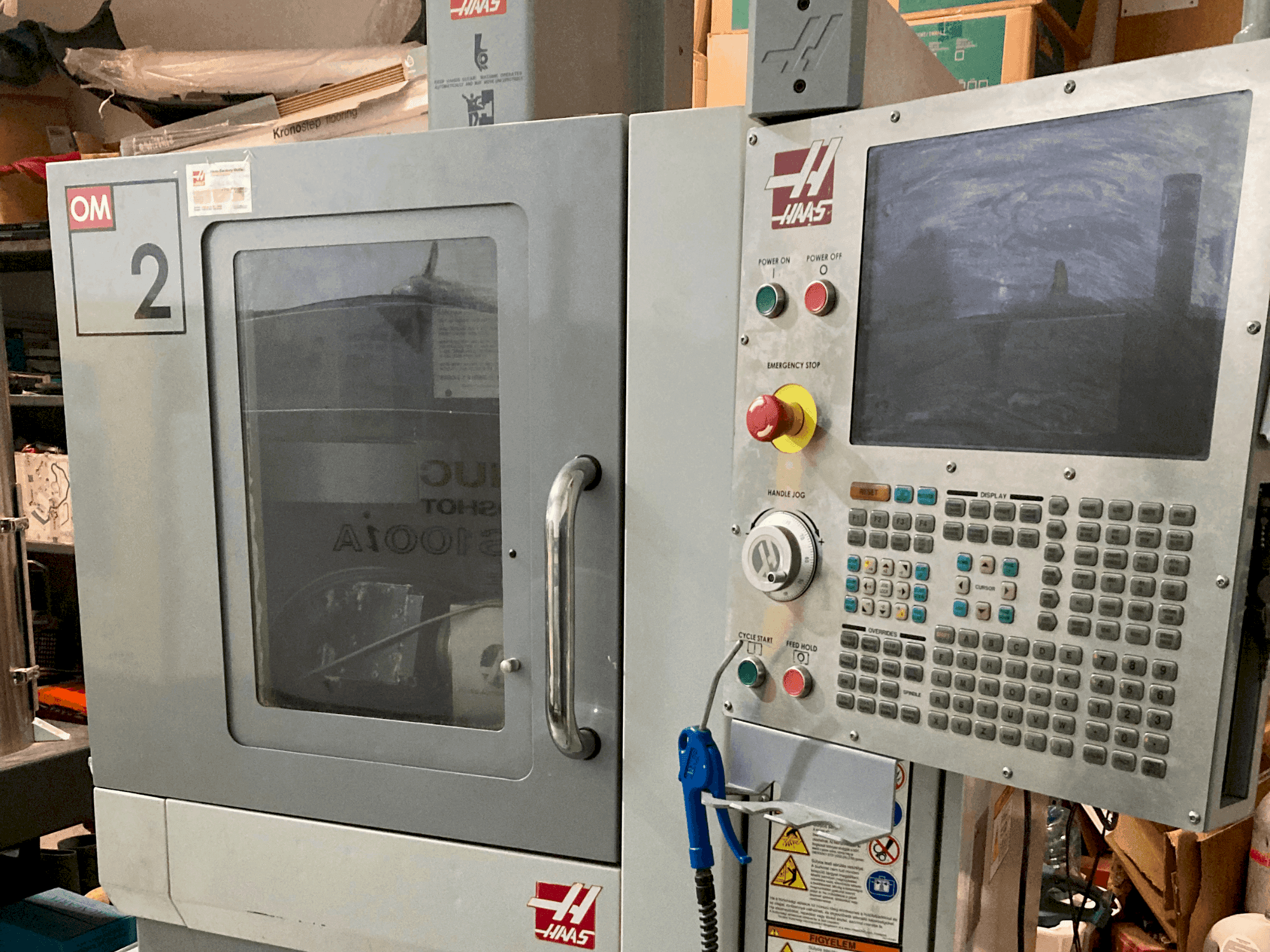 Frontansicht der HAAS OM-2A Maschine