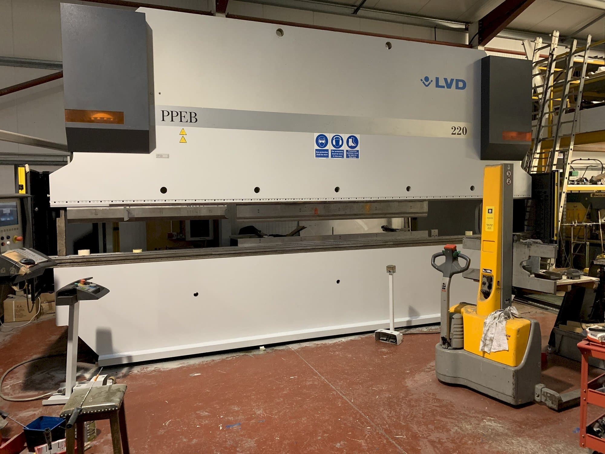 Frontansicht der LVD PPEB 220/6100 Maschine