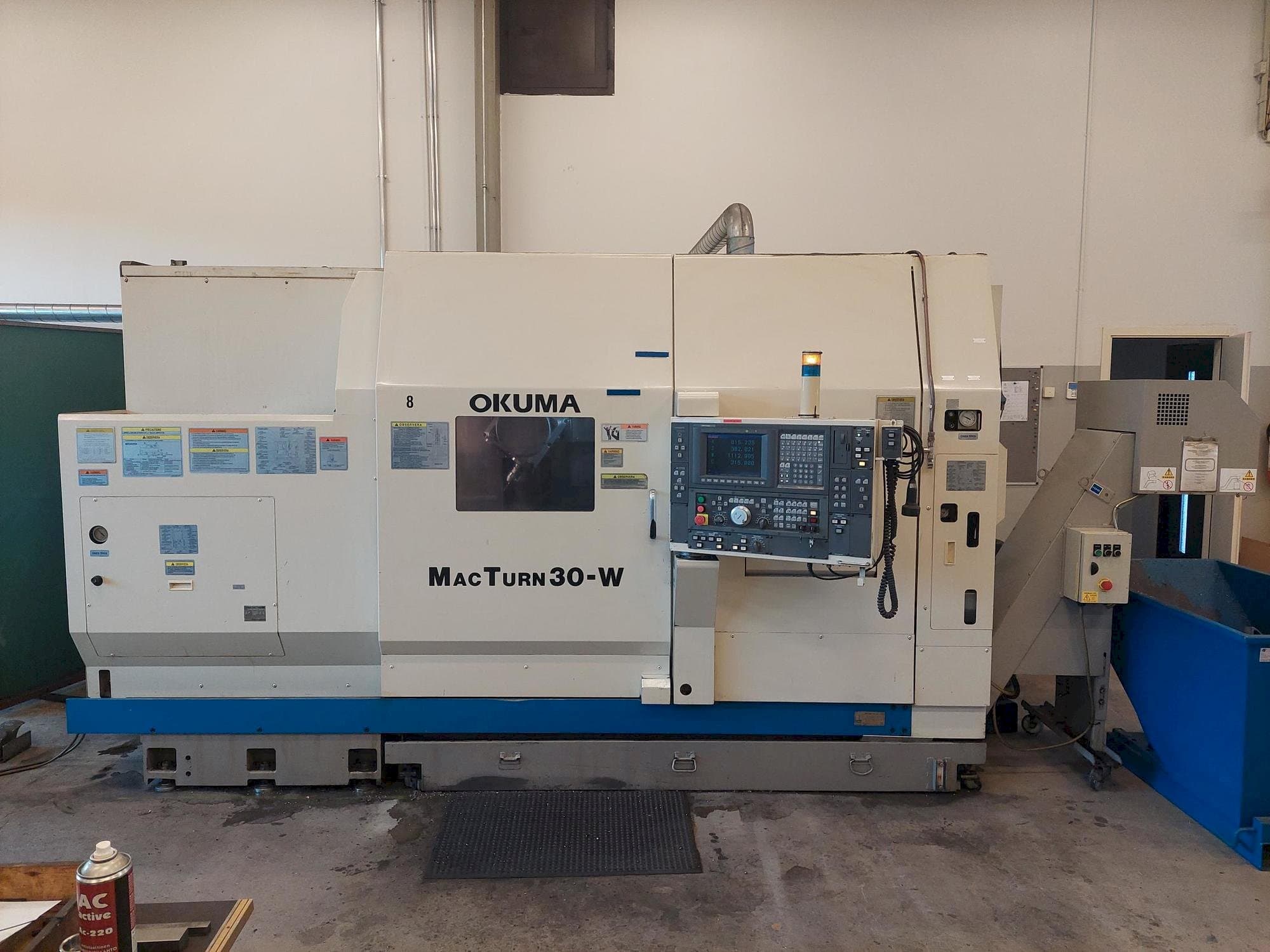 Frontansicht der Okuma Macturn 30 Maschine