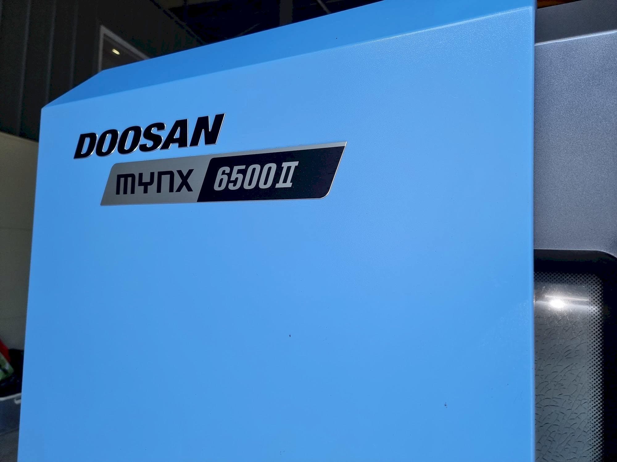 Frontansicht der Doosan MYNX 6500Ⅱ Maschine