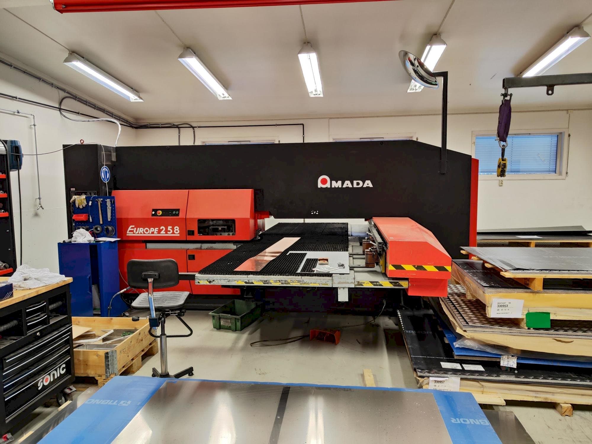 Frontansicht der AMADA EUROPE 258 Maschine