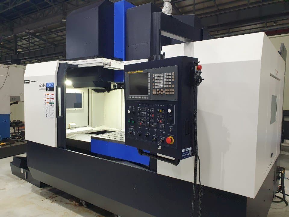 Frontansicht der HWACHEON VESTA-1300B Maschine