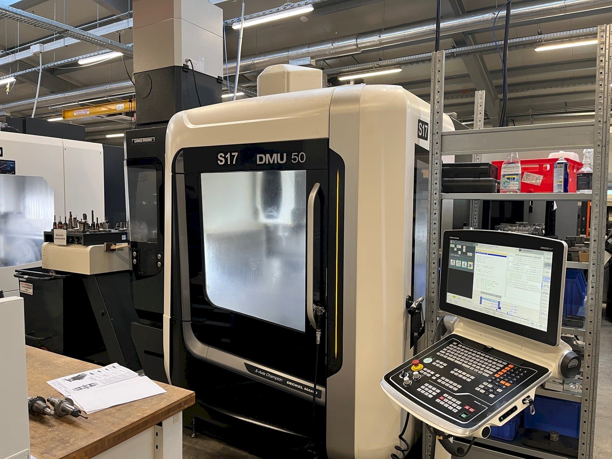 Frontansicht der DMG MORI DMU 50 Maschine