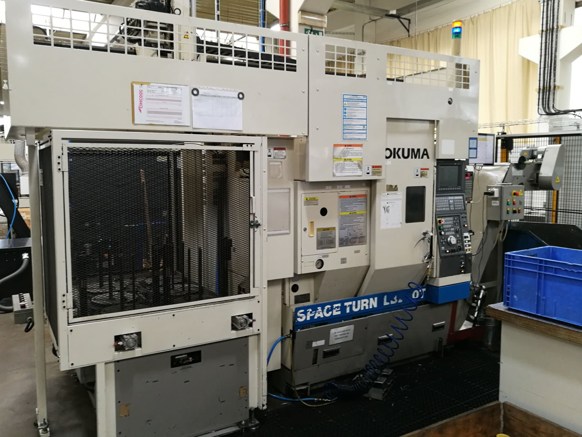 Linke Ansicht der Okuma SPACE TURN LB250T Maschine