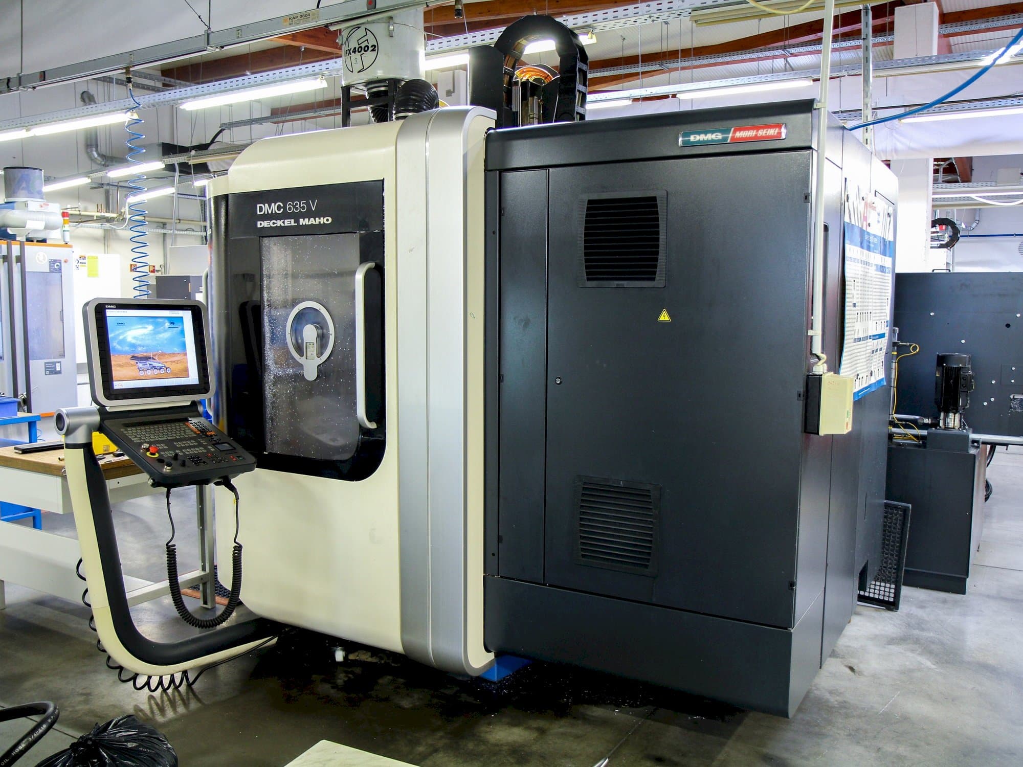 Frontansicht der DMG MORI DMC 635V PW Maschine