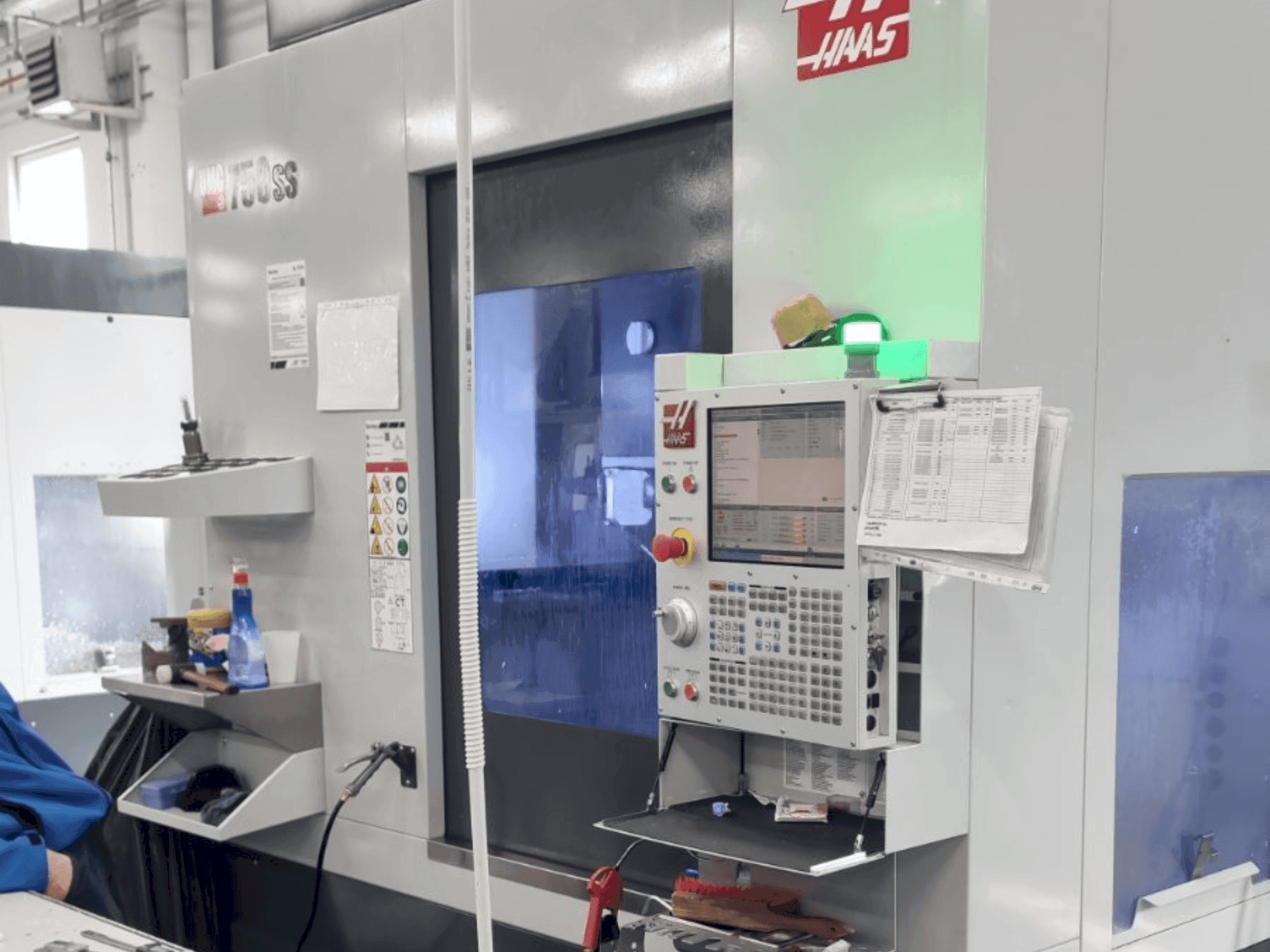 Frontansicht der HAAS UMC-750SS Maschine