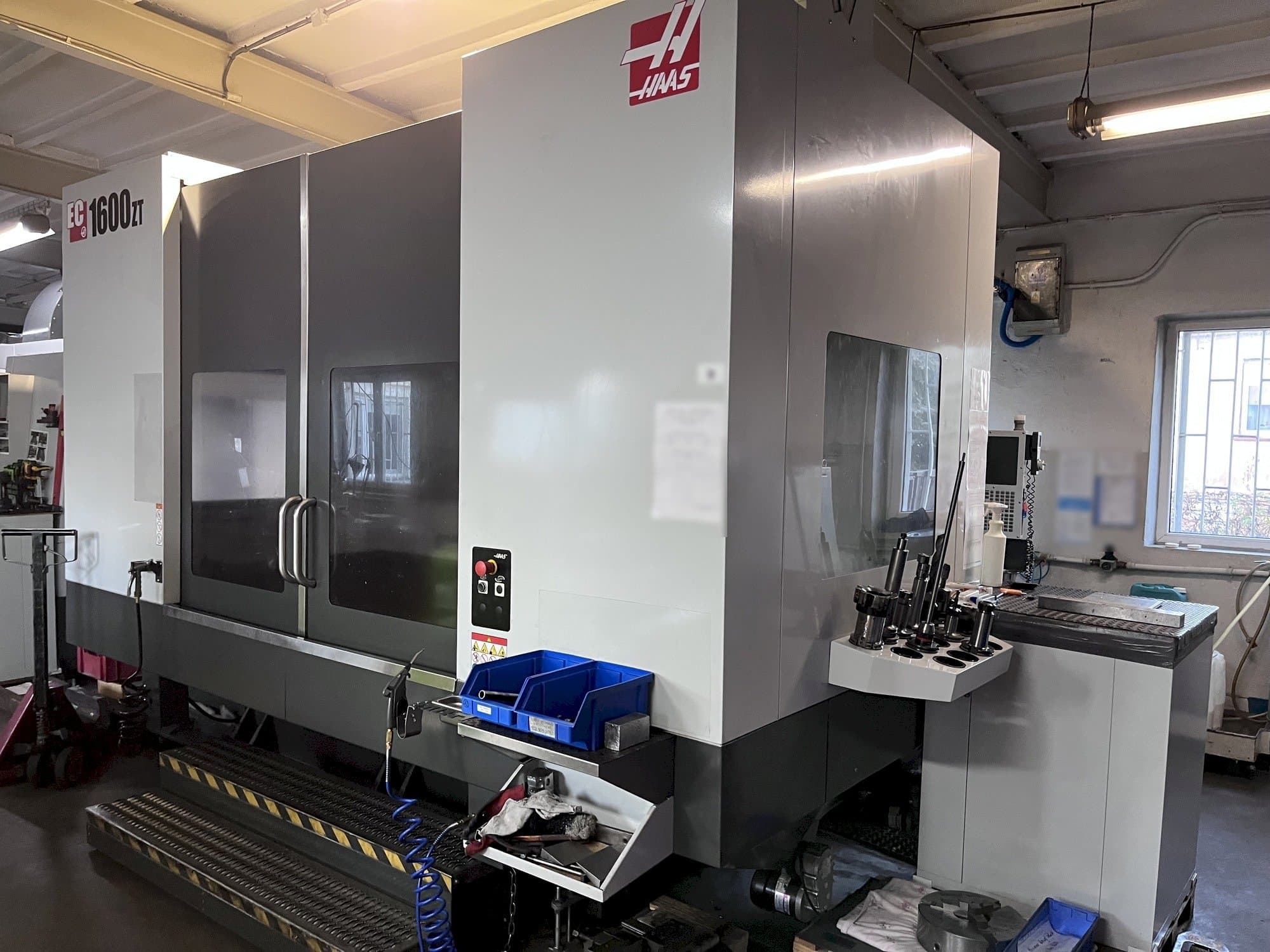 Frontansicht der HAAS EC-1600 ZT  Maschine