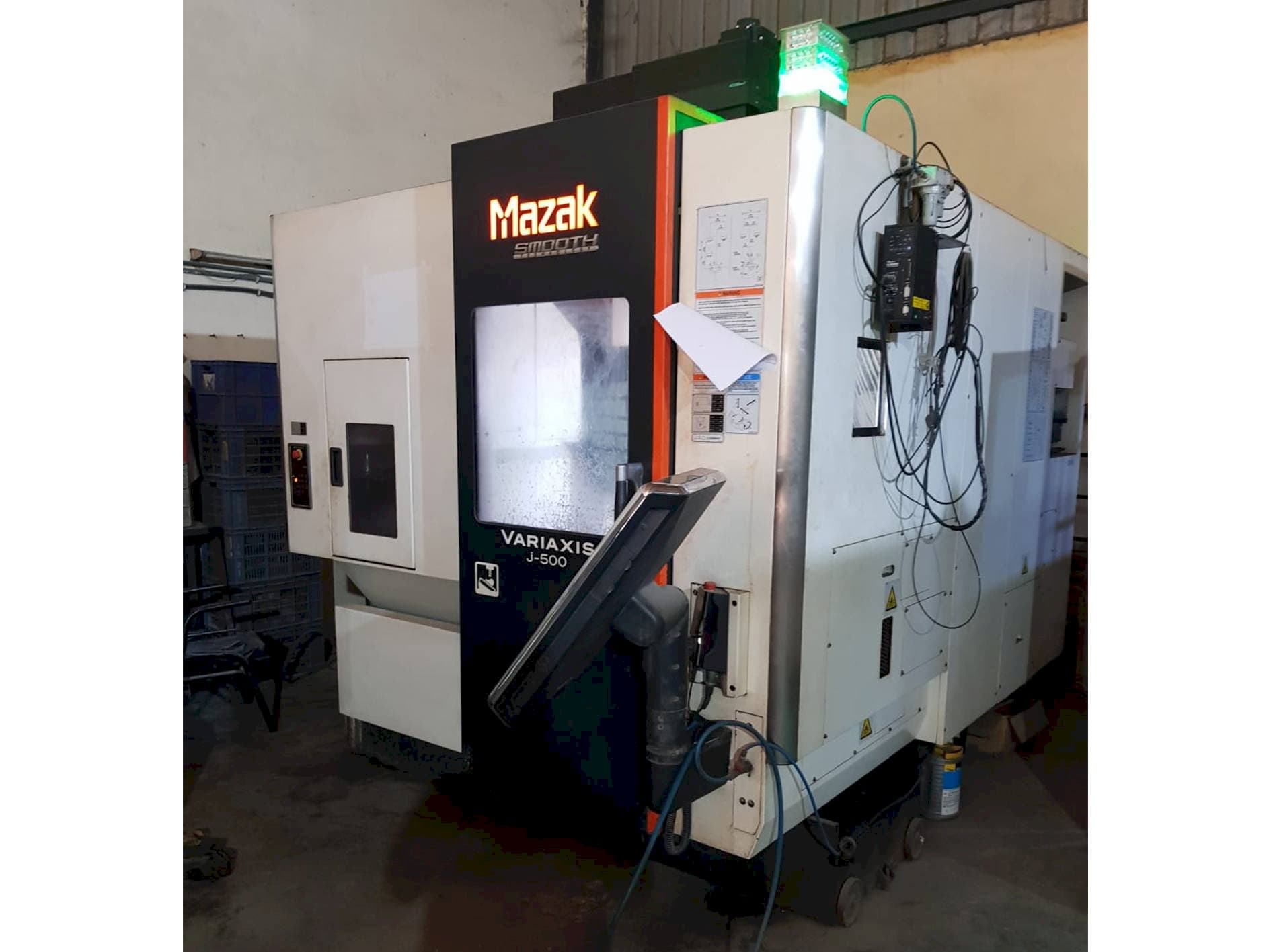Frontansicht der Mazak Variaxis J-500 Maschine