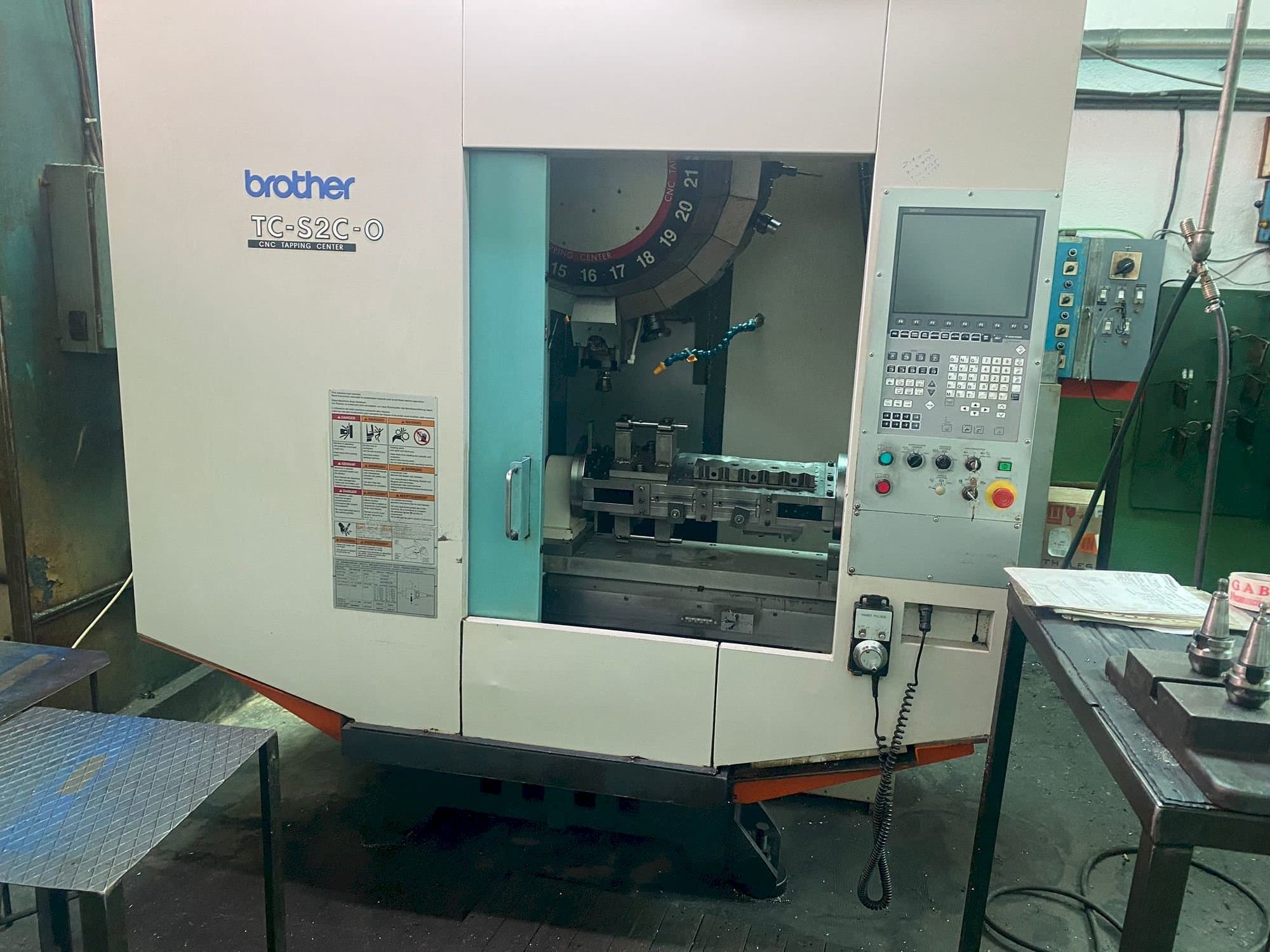 Frontansicht der Brother TC-S2C-0 Maschine