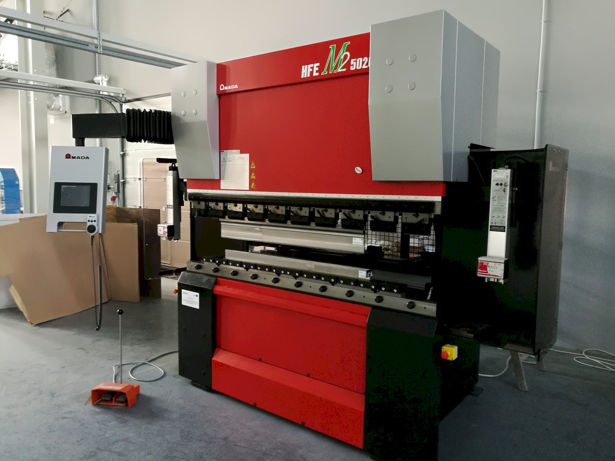 Frontansicht der AMADA HFE M2 5020 Maschine