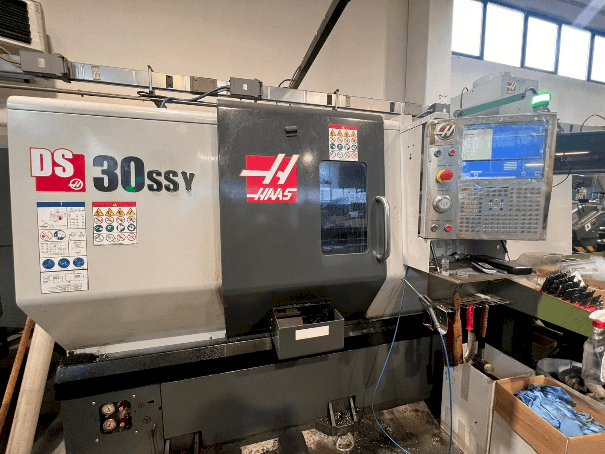 Frontansicht der HAAS DS-30SSY Maschine