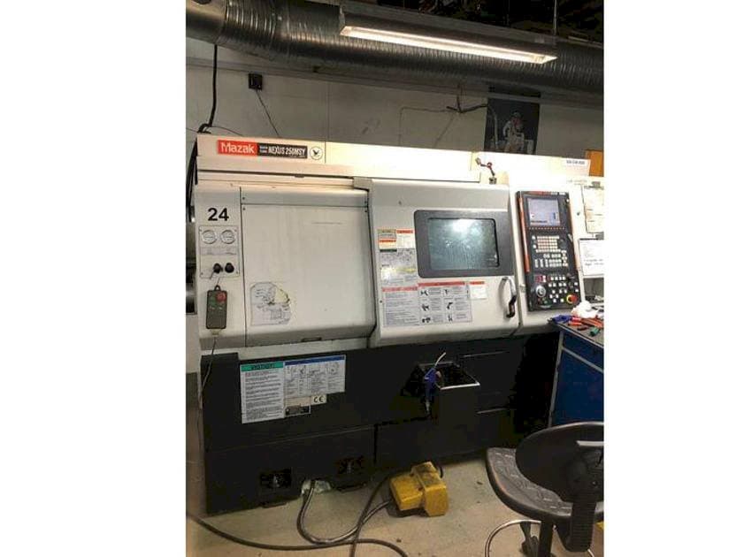 Frontansicht der Mazak QTN 250 MSY Maschine