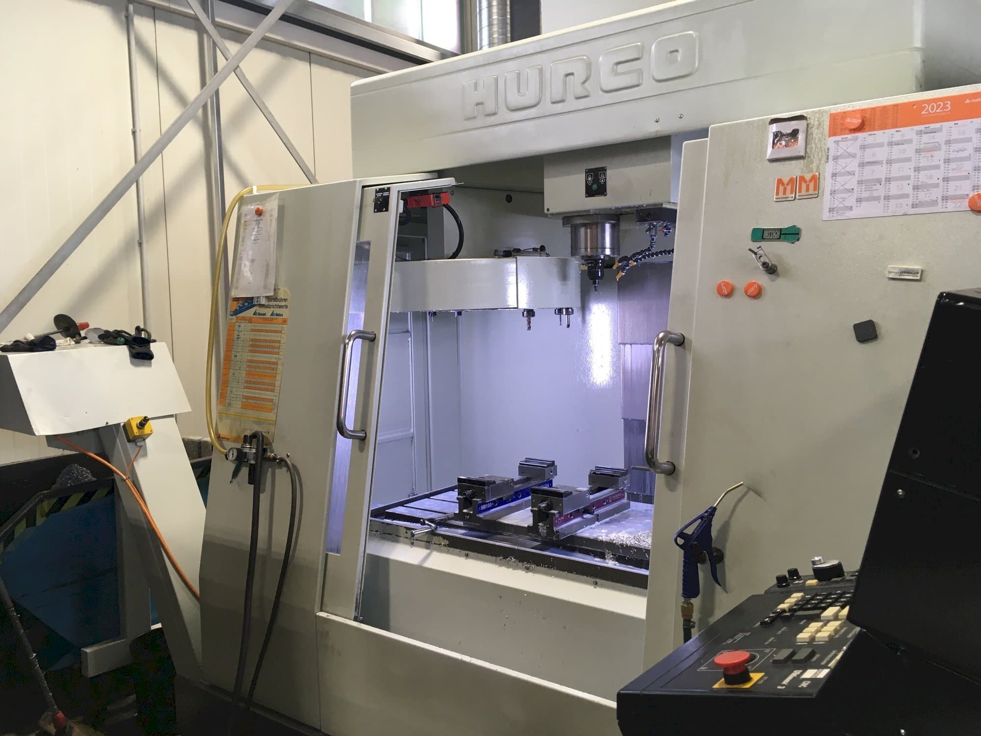 Frontansicht der Hurco BAC 30 HTM Maschine