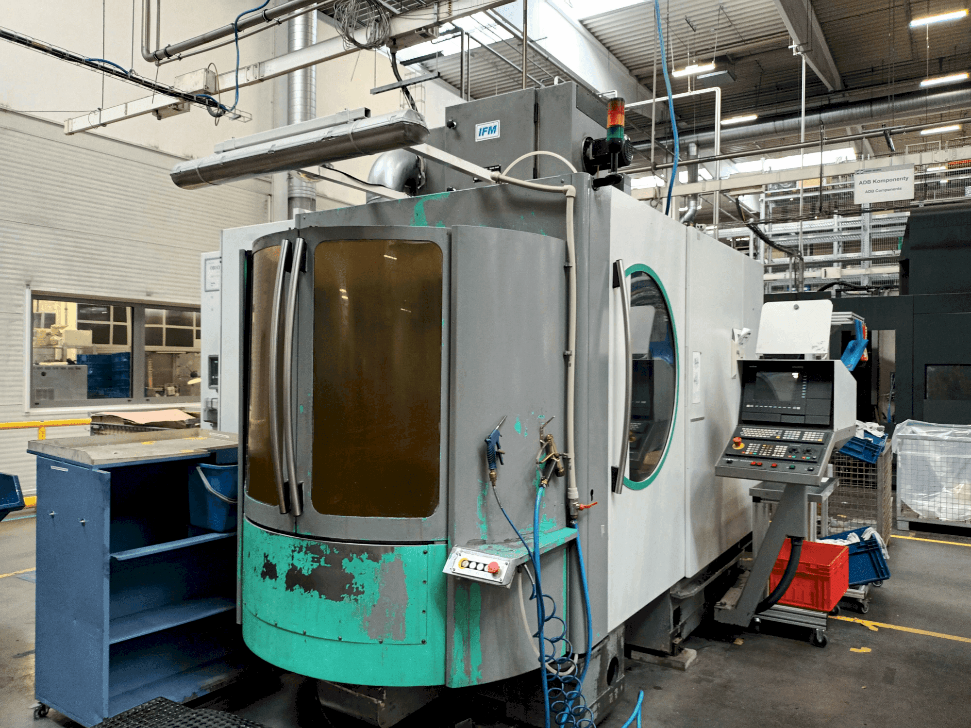 Frontansicht der DECKEL MAHO DMC 60H Maschine