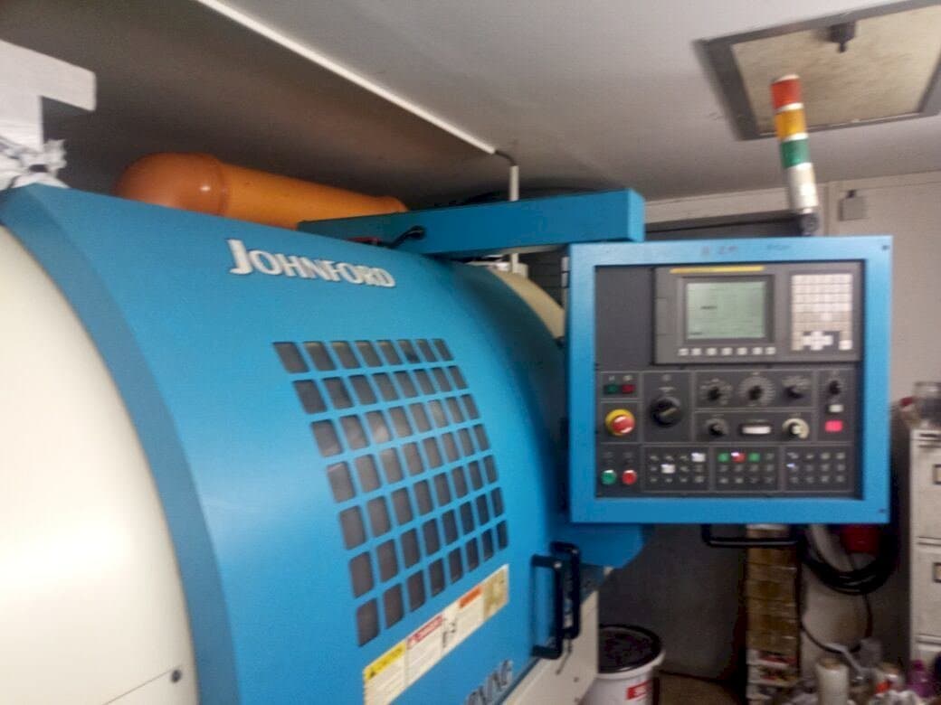 Frontansicht der Johnford SL-40 Maschine