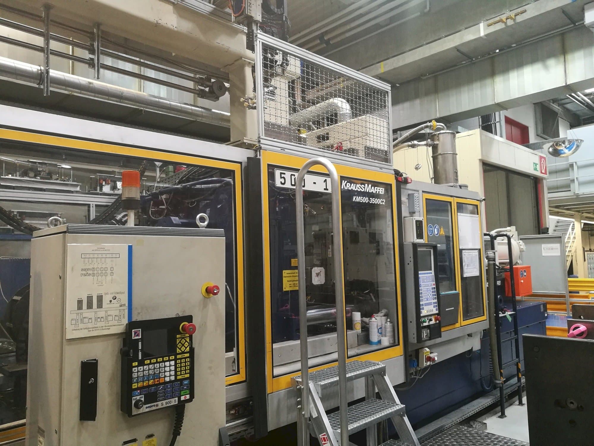 Frontansicht der Krauss Maffei 500-3500 C2 Maschine