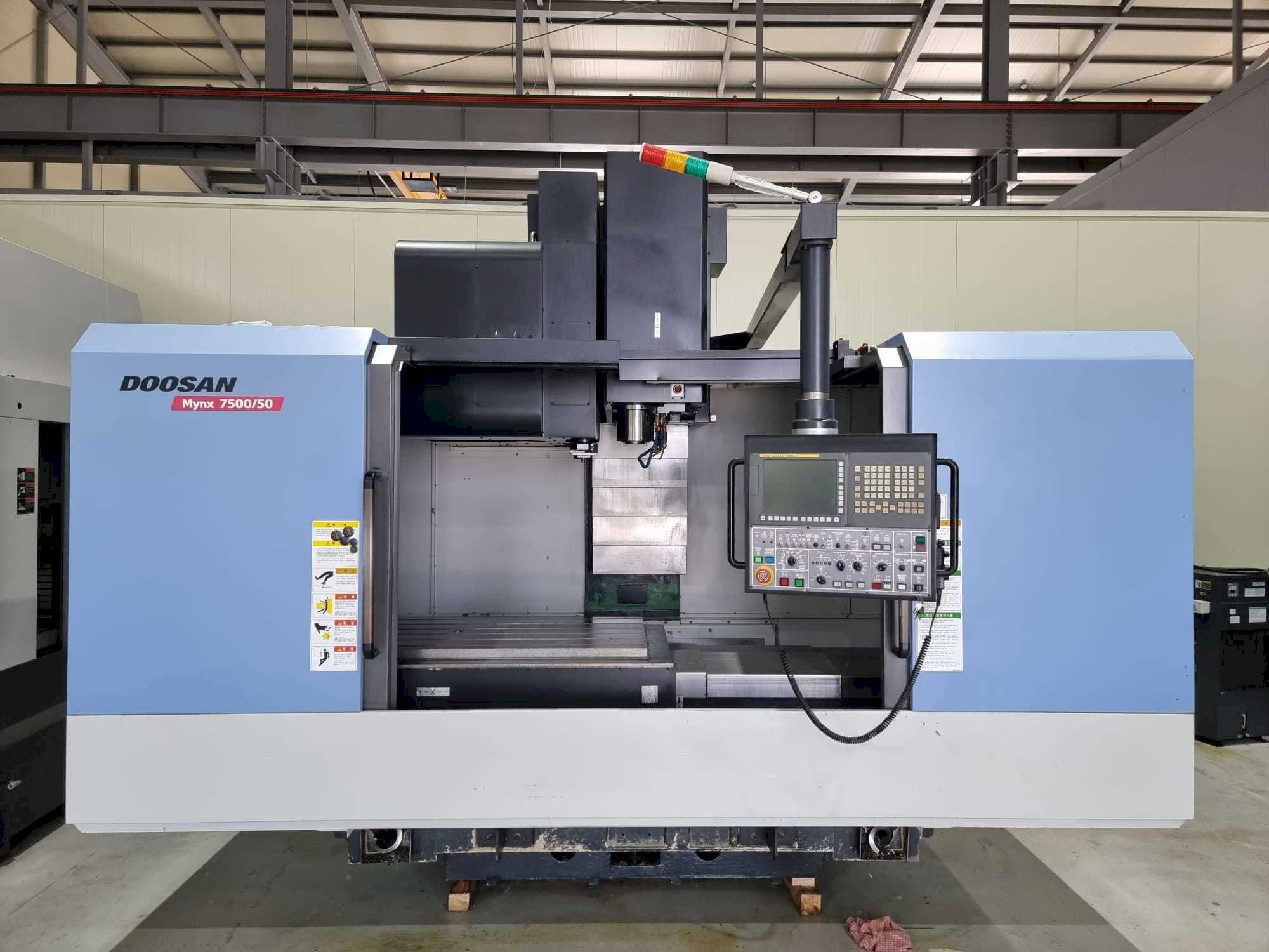 Frontansicht der Doosan Mynx 7500/50 Maschine