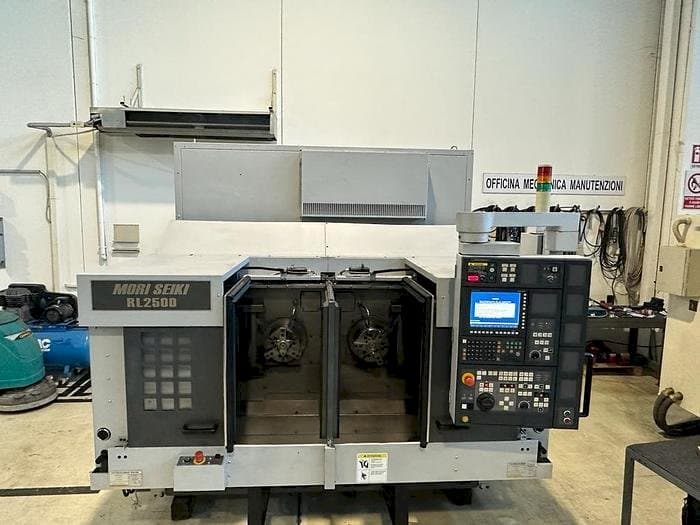 Frontansicht der MORI SEIKI RL 2500 Maschine
