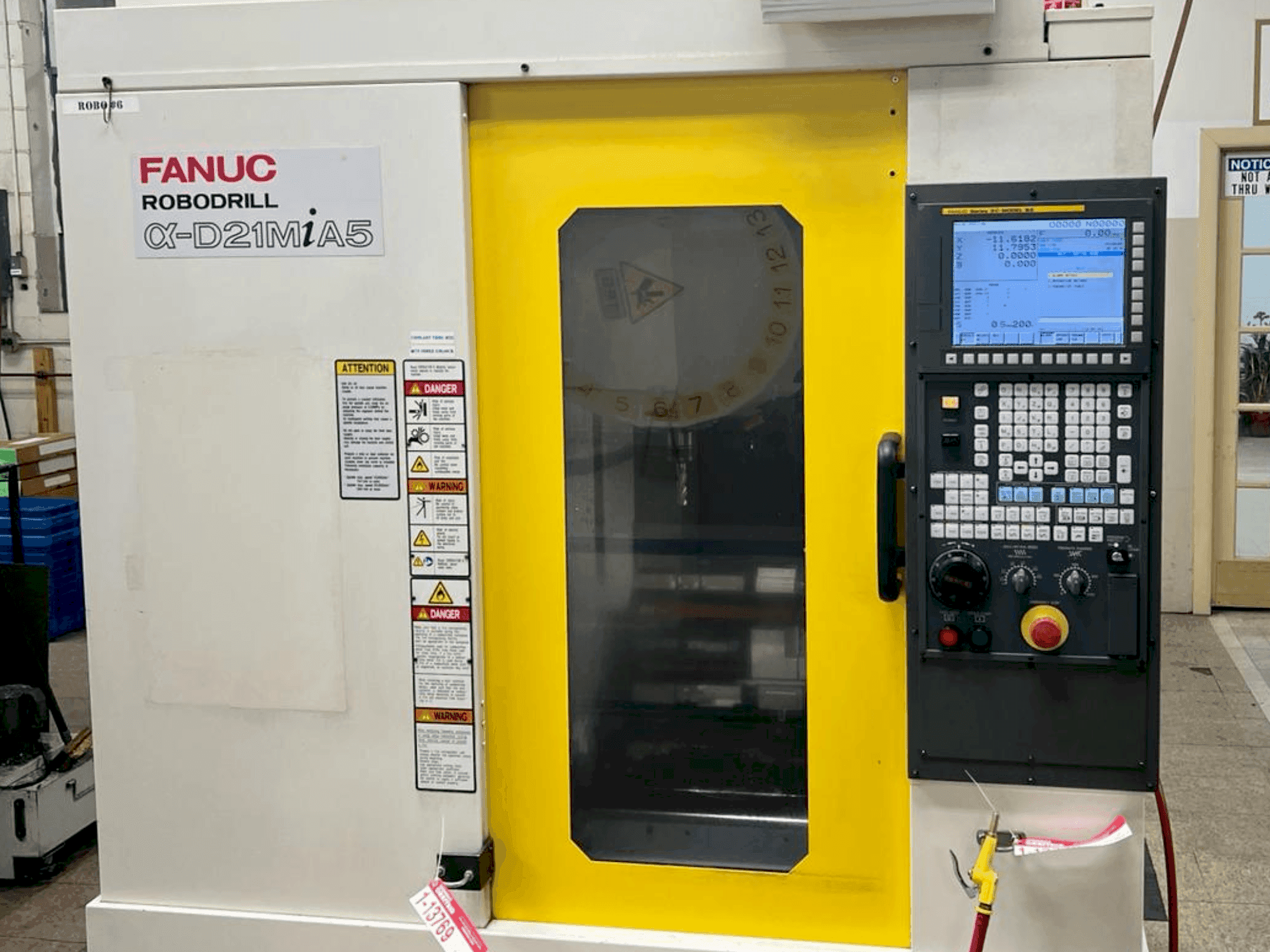 Frontansicht der FANUC Robodrill D21MiA5 Maschine