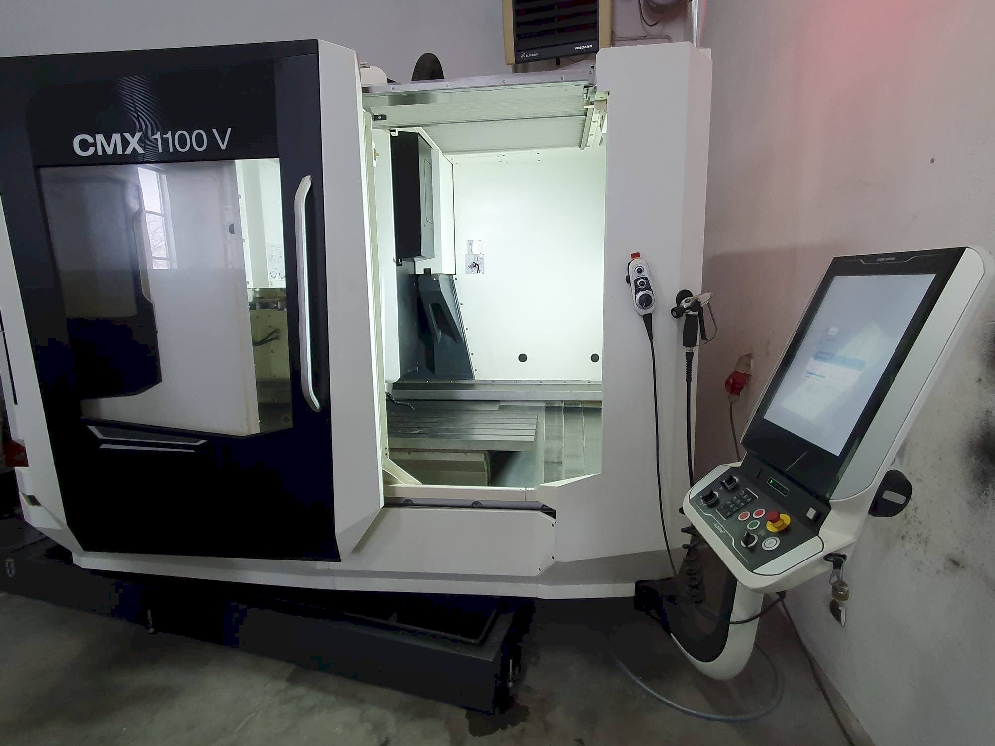 Frontansicht der DMG MORI CMX 1100 V Maschine