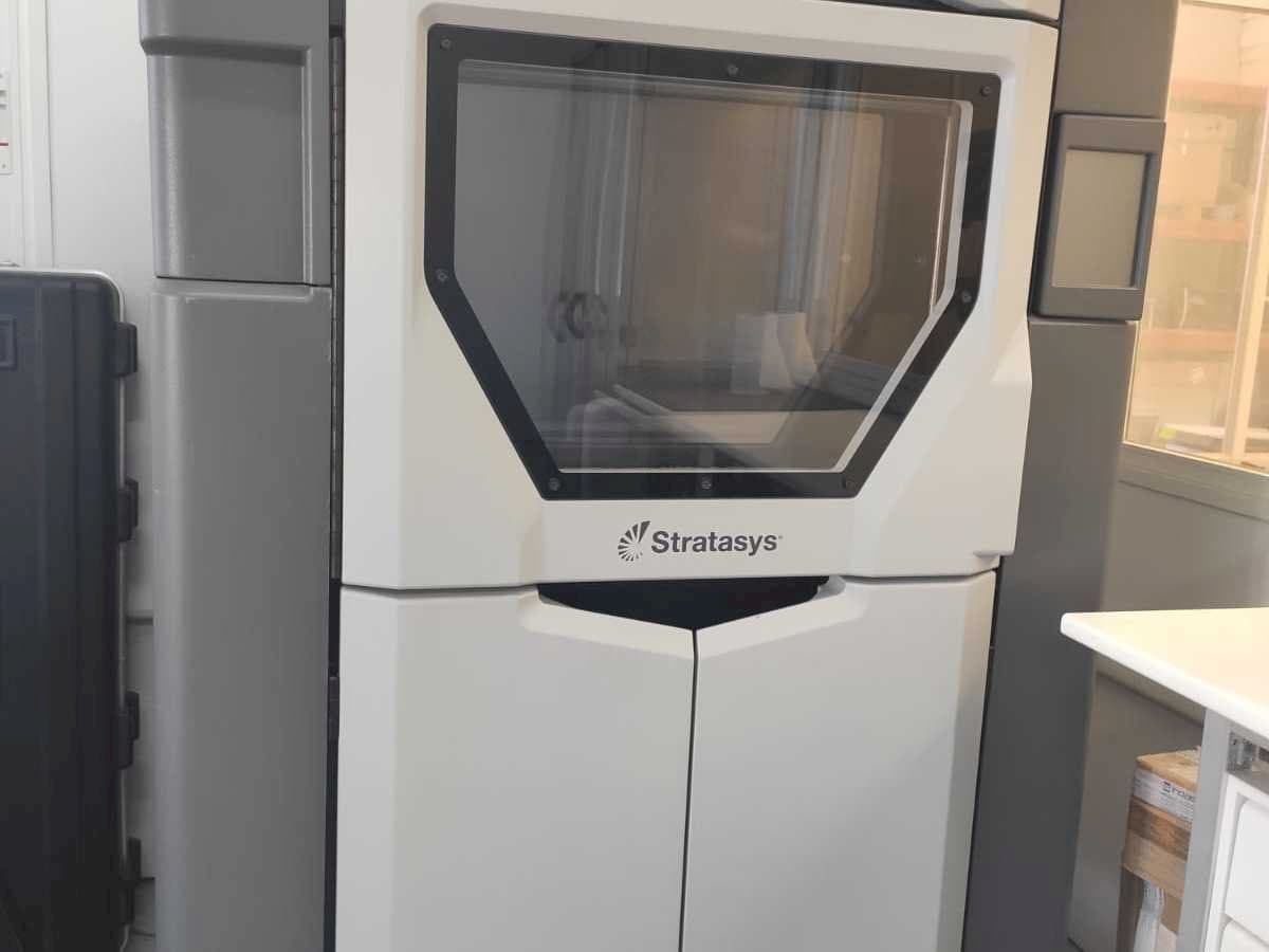 Frontansicht der Stratasys Fortus 450MC  Maschine