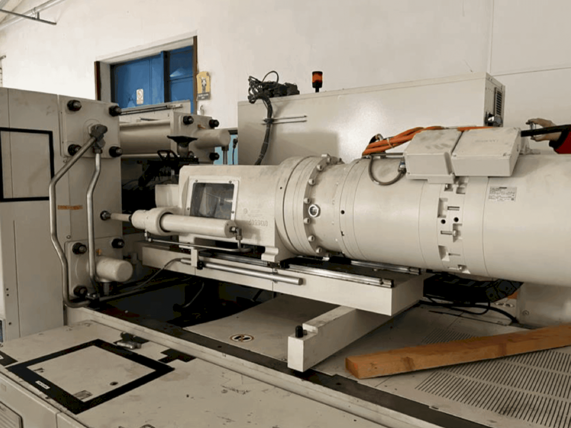 Frontansicht der Krauss Maffei 200-750 CX Maschine