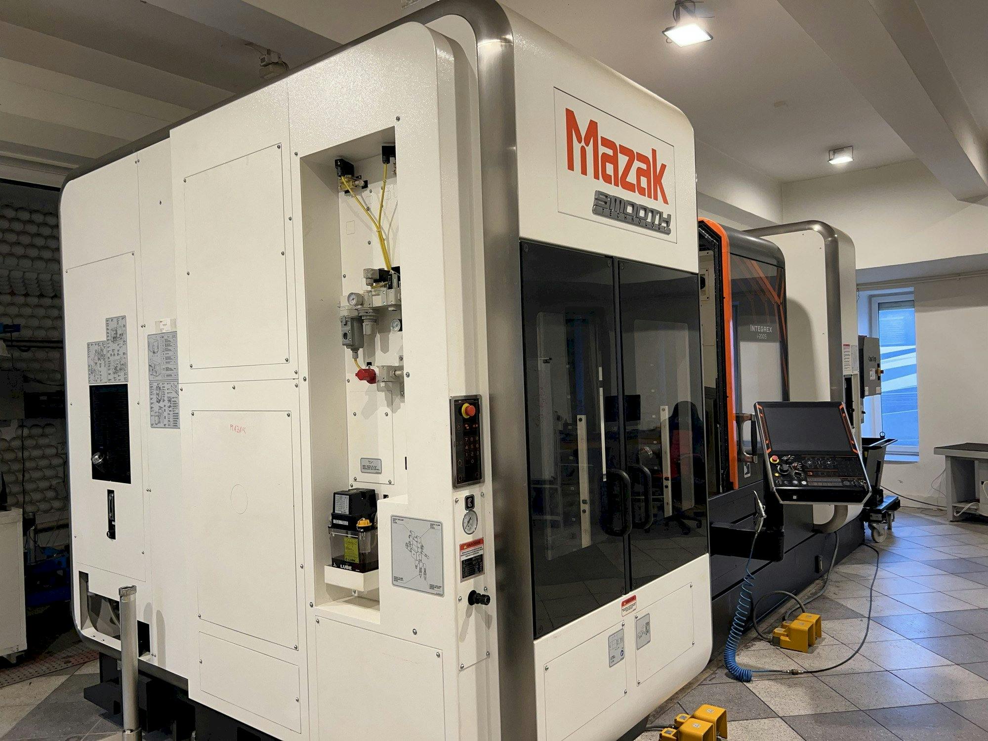 Frontansicht der Mazak Integrex i-200S  Maschine