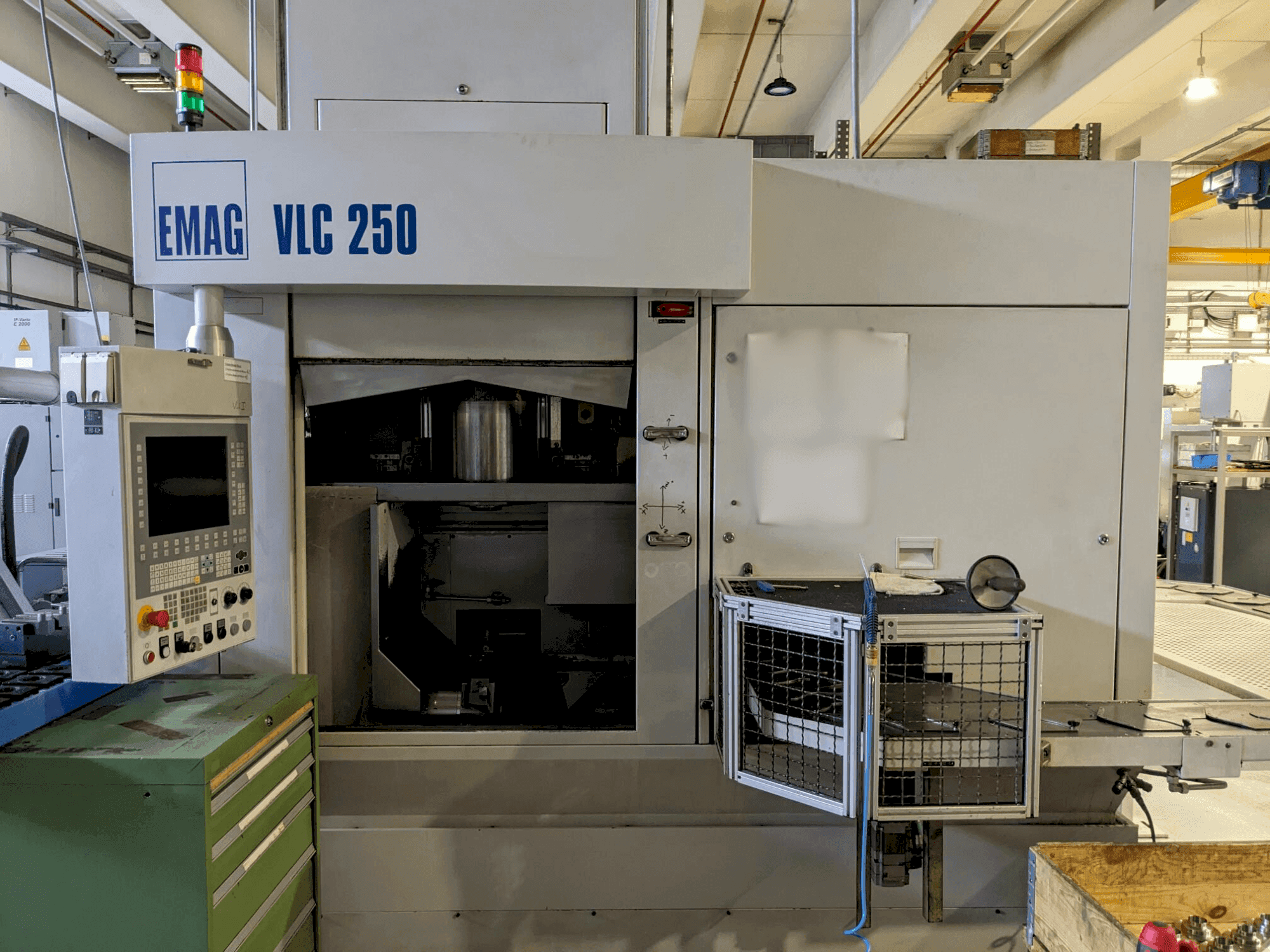 Frontansicht der EMAG VLC 250 Maschine