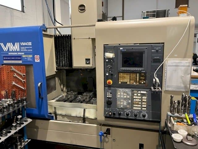 Frontansicht der HITACHI SEIKI VM40 Maschine