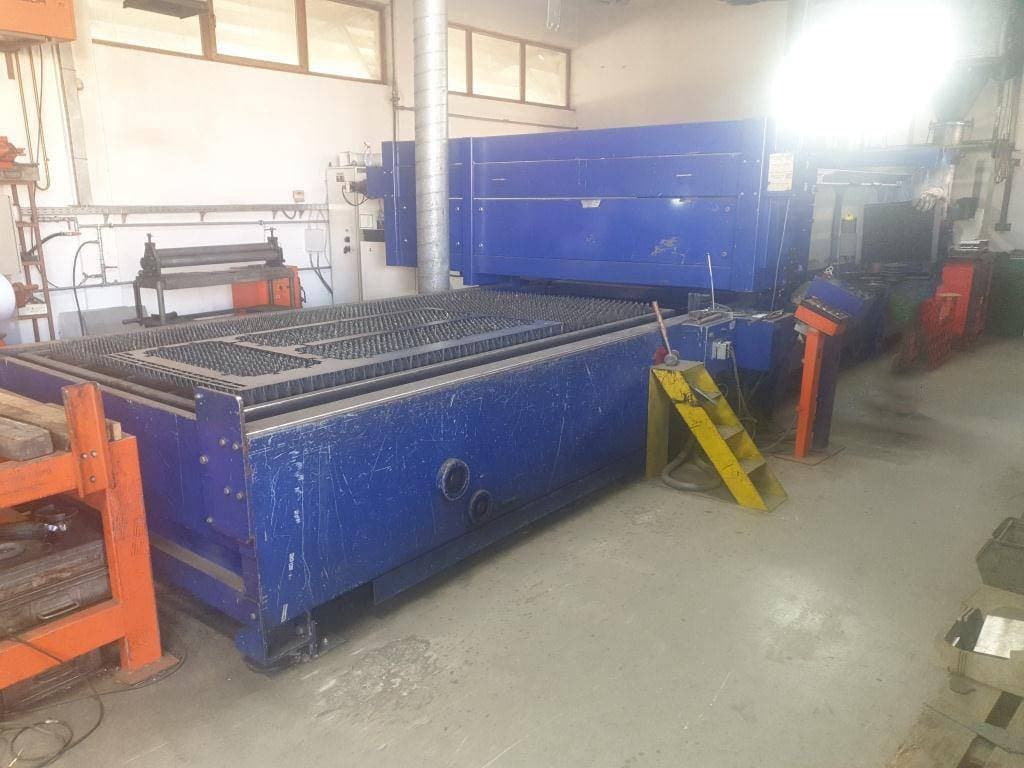 Frontansicht der Bystronic ByStar 3015 Maschine