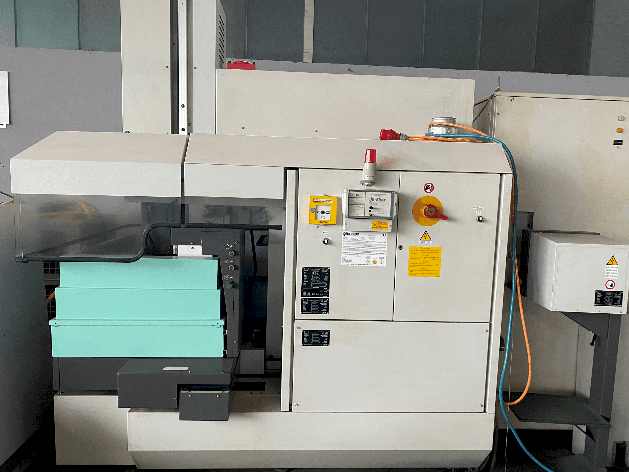 Frontansicht der AGIE Agietron Integral 2  Maschine