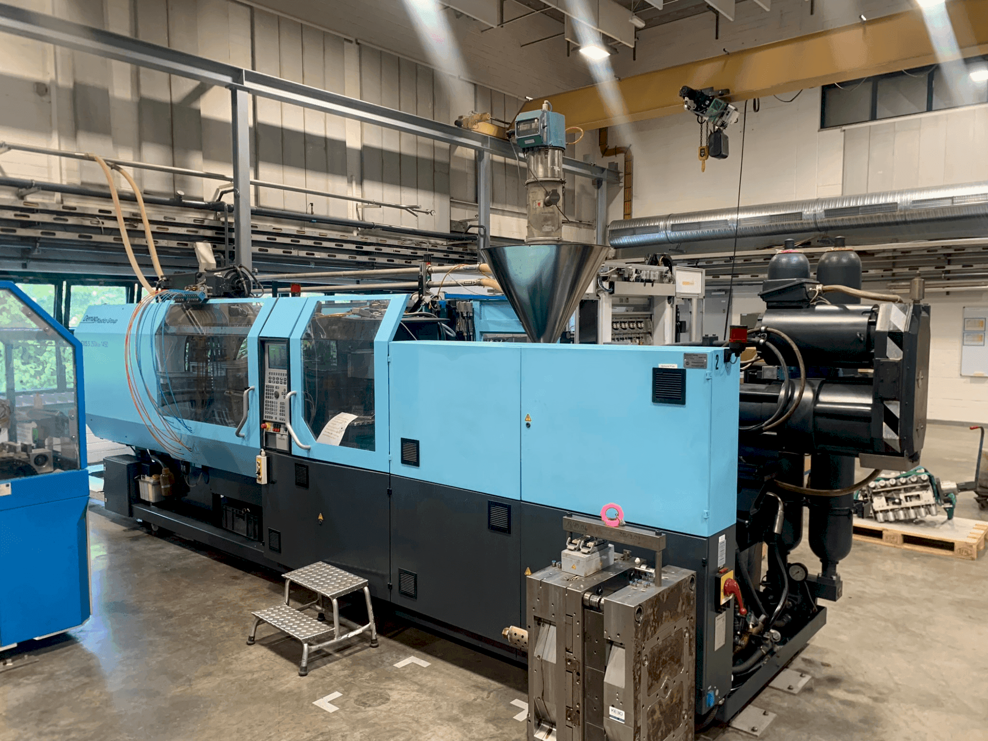 Frontansicht der DEMAG EL-Exis S 250/630-1450  Maschine