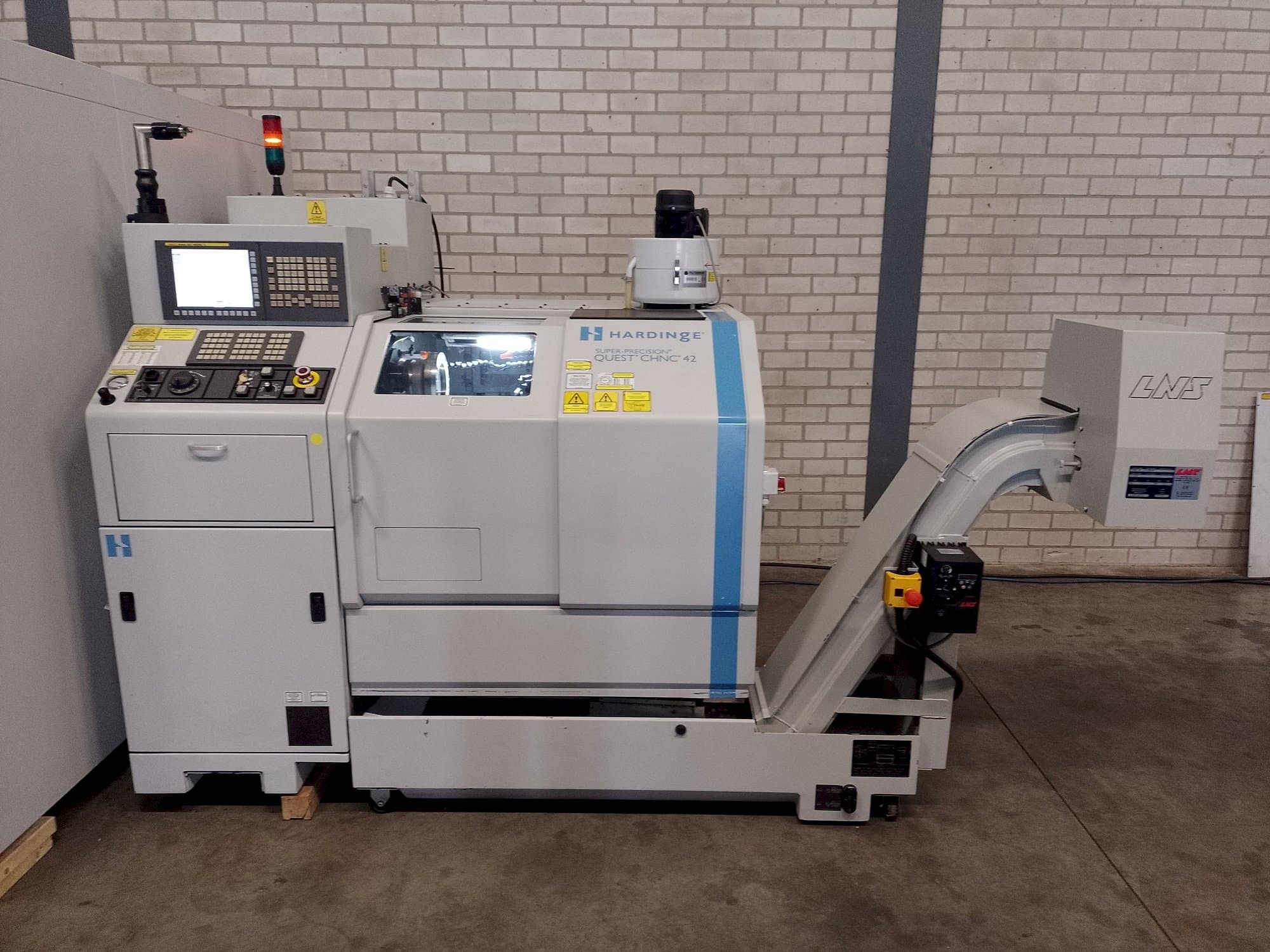 Frontansicht der HARDINGE Quest chnc 42 Maschine