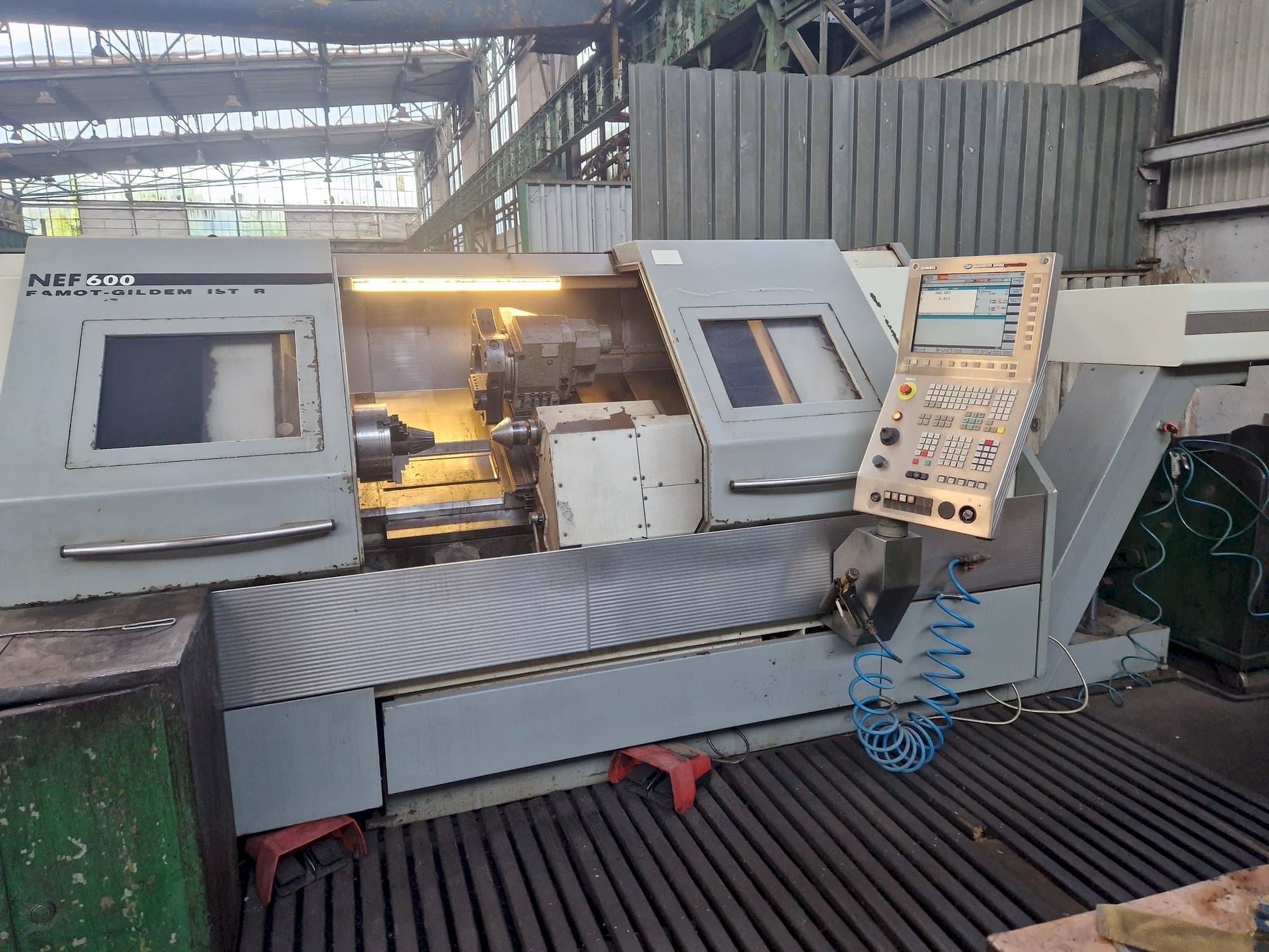 Frontansicht der DMG GILDEMEISTER NEF 600 Maschine