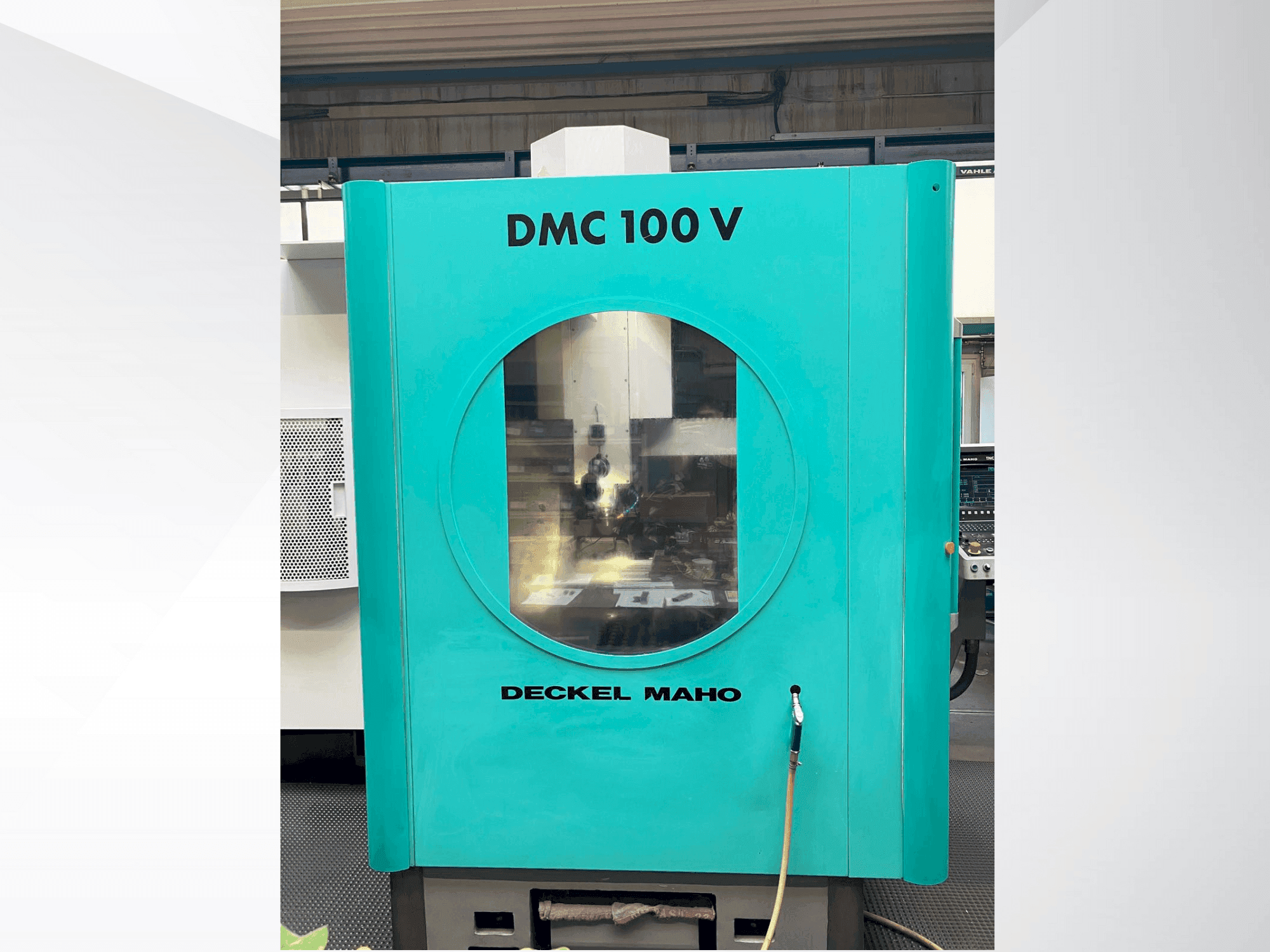 Frontansicht der DECKEL MAHO DMC 100V Maschine