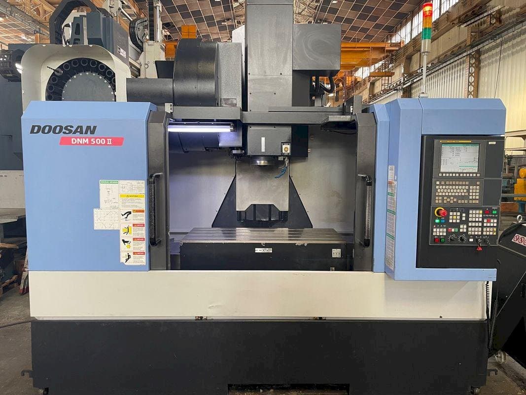 Frontansicht der Doosan MYNX DNM 500 II Maschine