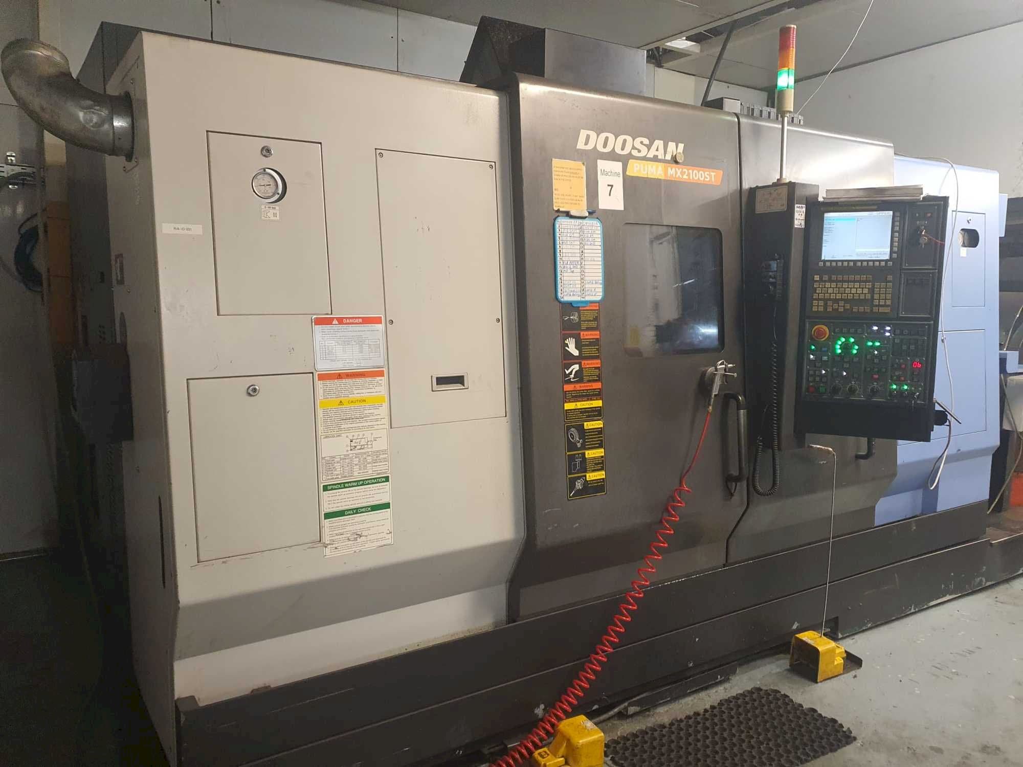 Frontansicht der Doosan Puma MX2100ST Maschine