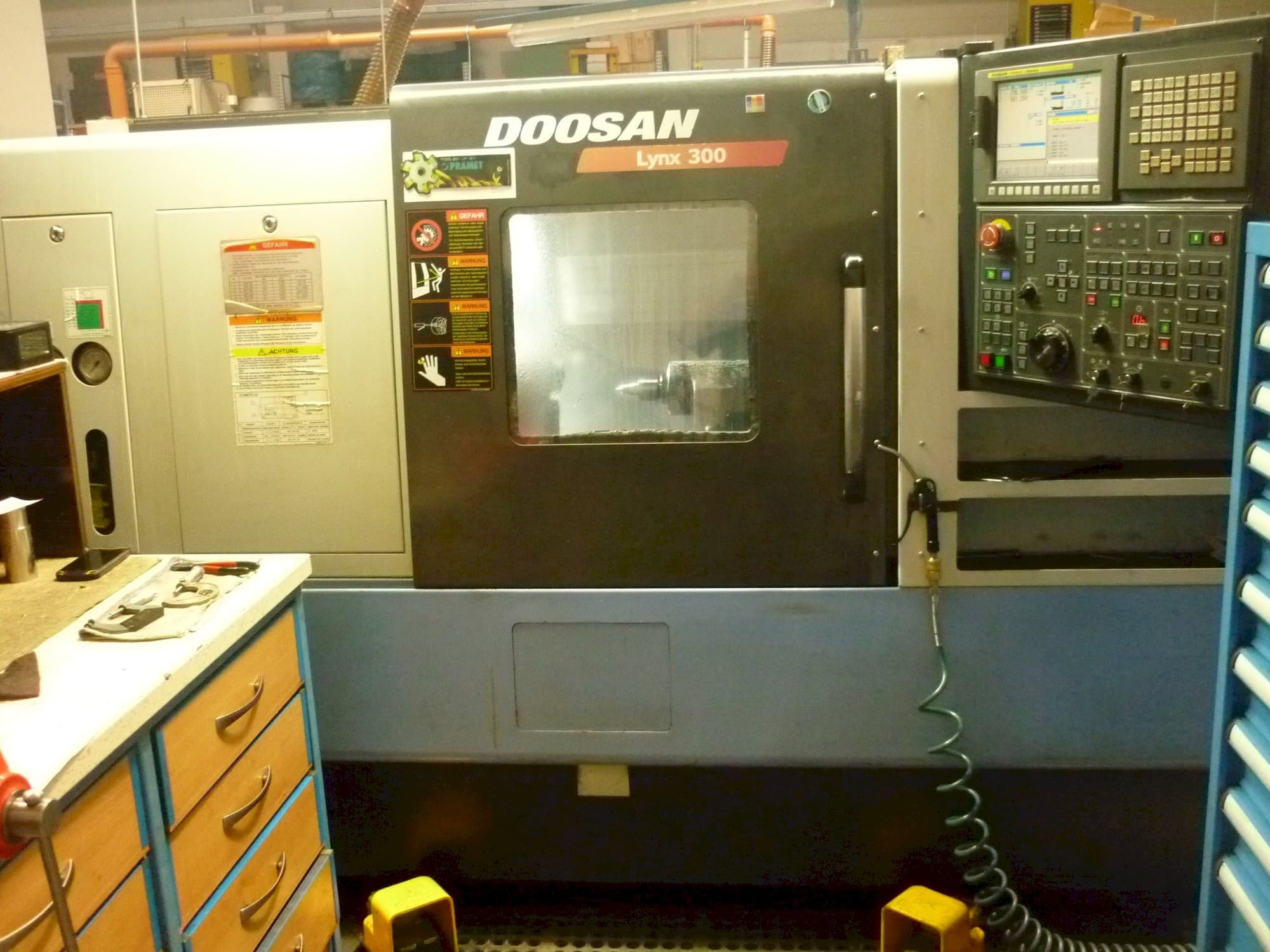 Frontansicht der Doosan LYNX 300  Maschine