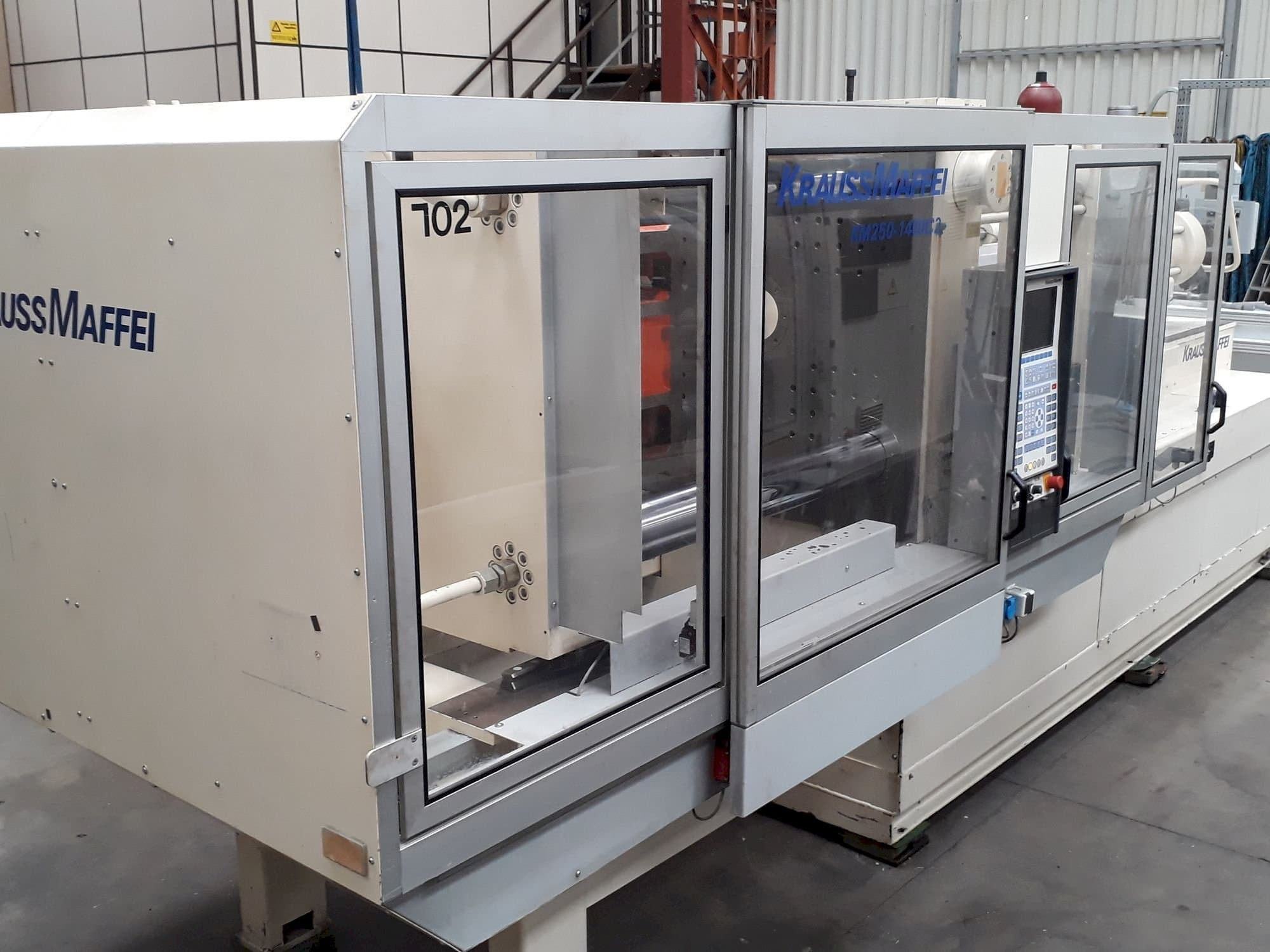 Frontansicht der Krauss Maffei 250-1400 C2 Maschine