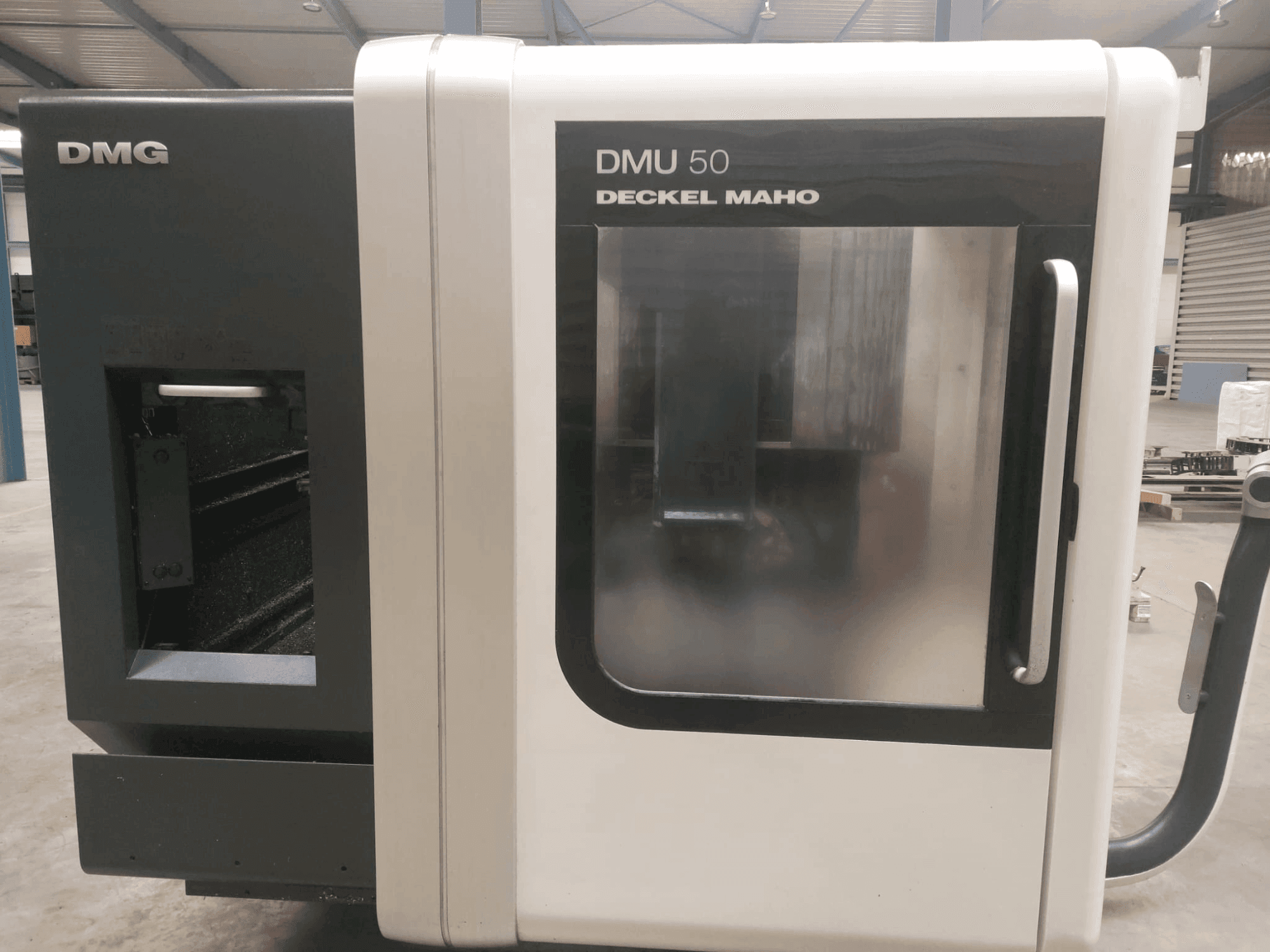 Frontansicht der DMG DECKEL MAHO DMU 50 Maschine