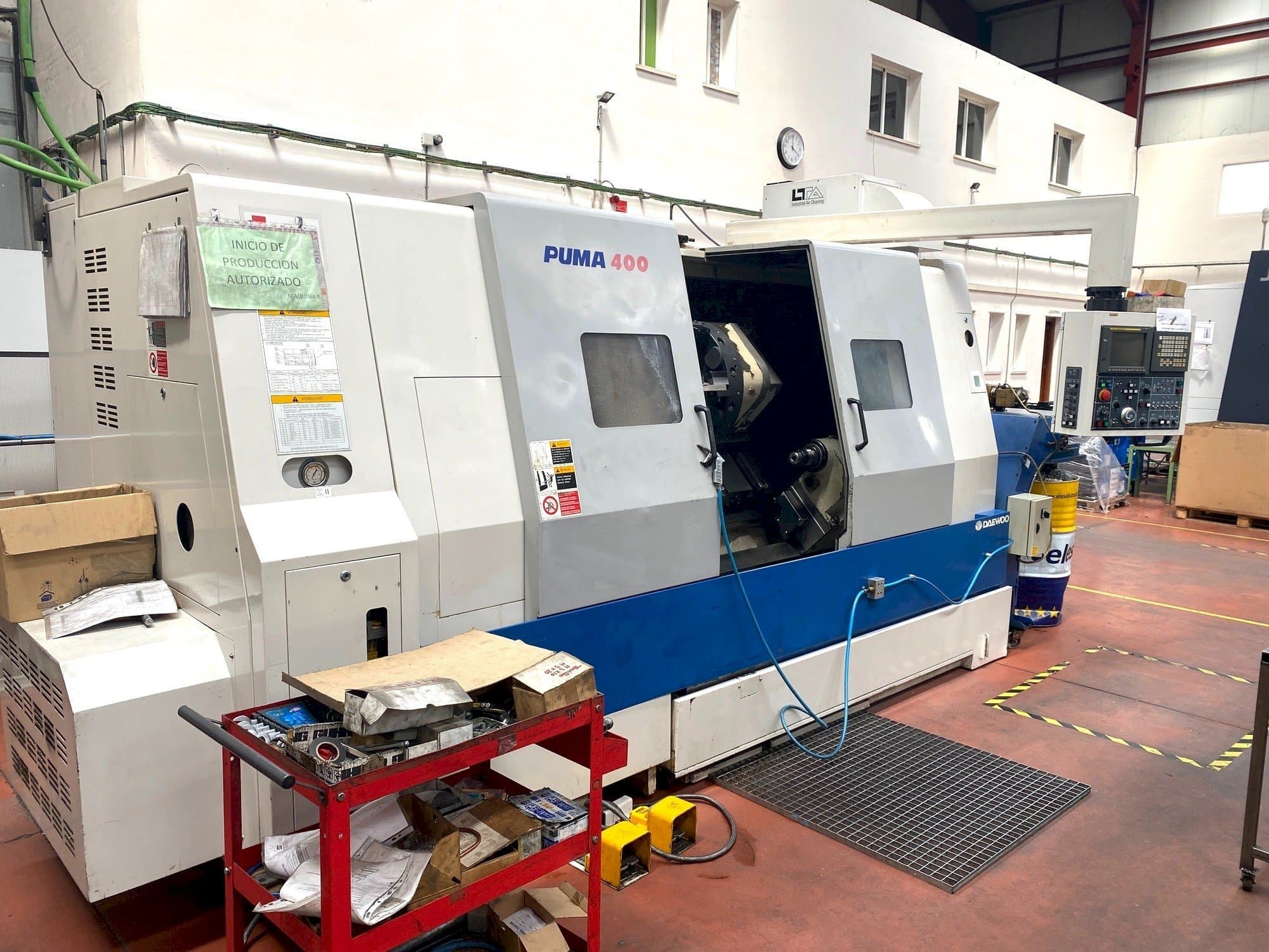 Frontansicht der DAEWOO PUMA 400 Maschine