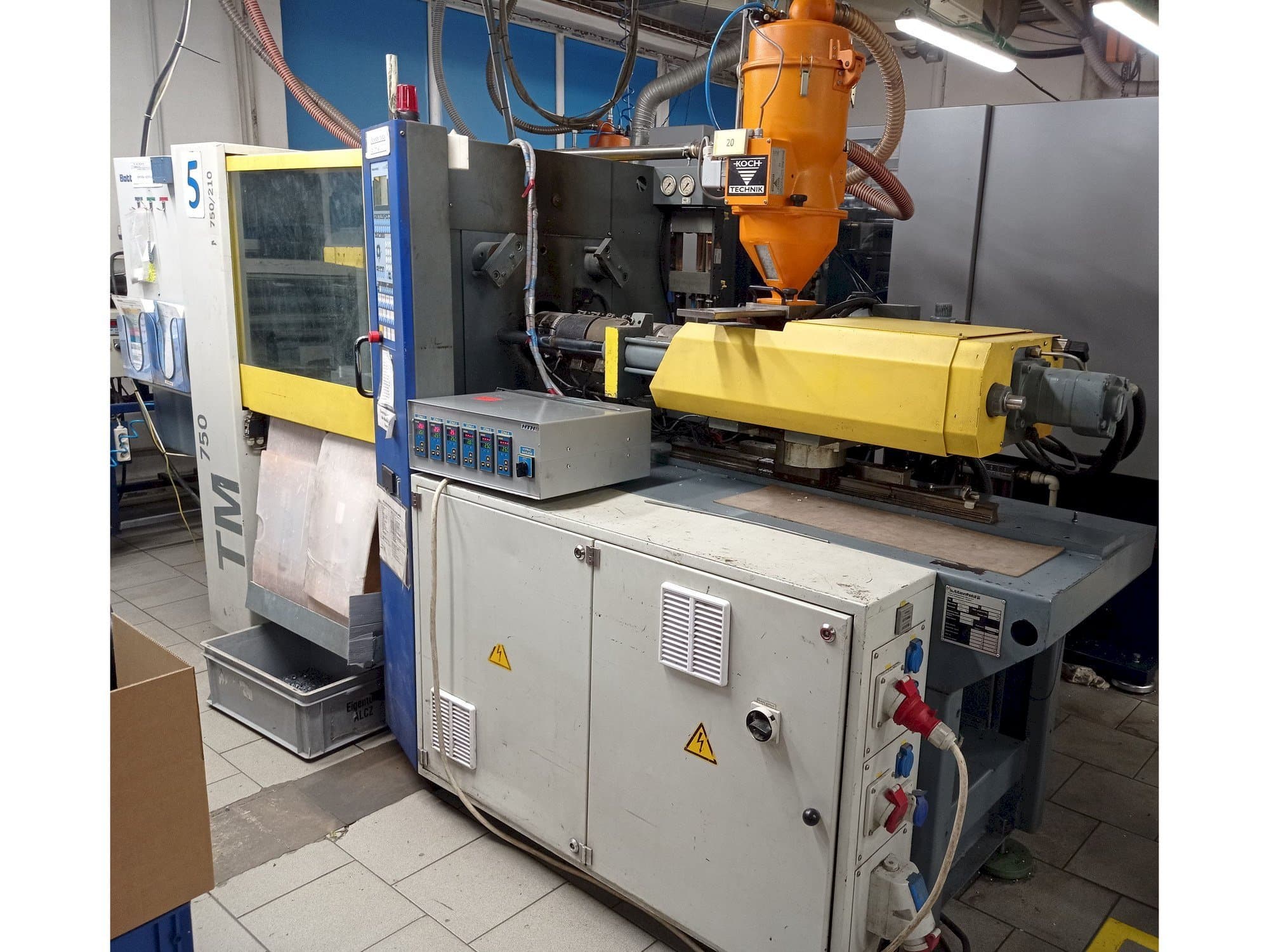 Frontansicht der Battenfeld TM 750/210 Maschine